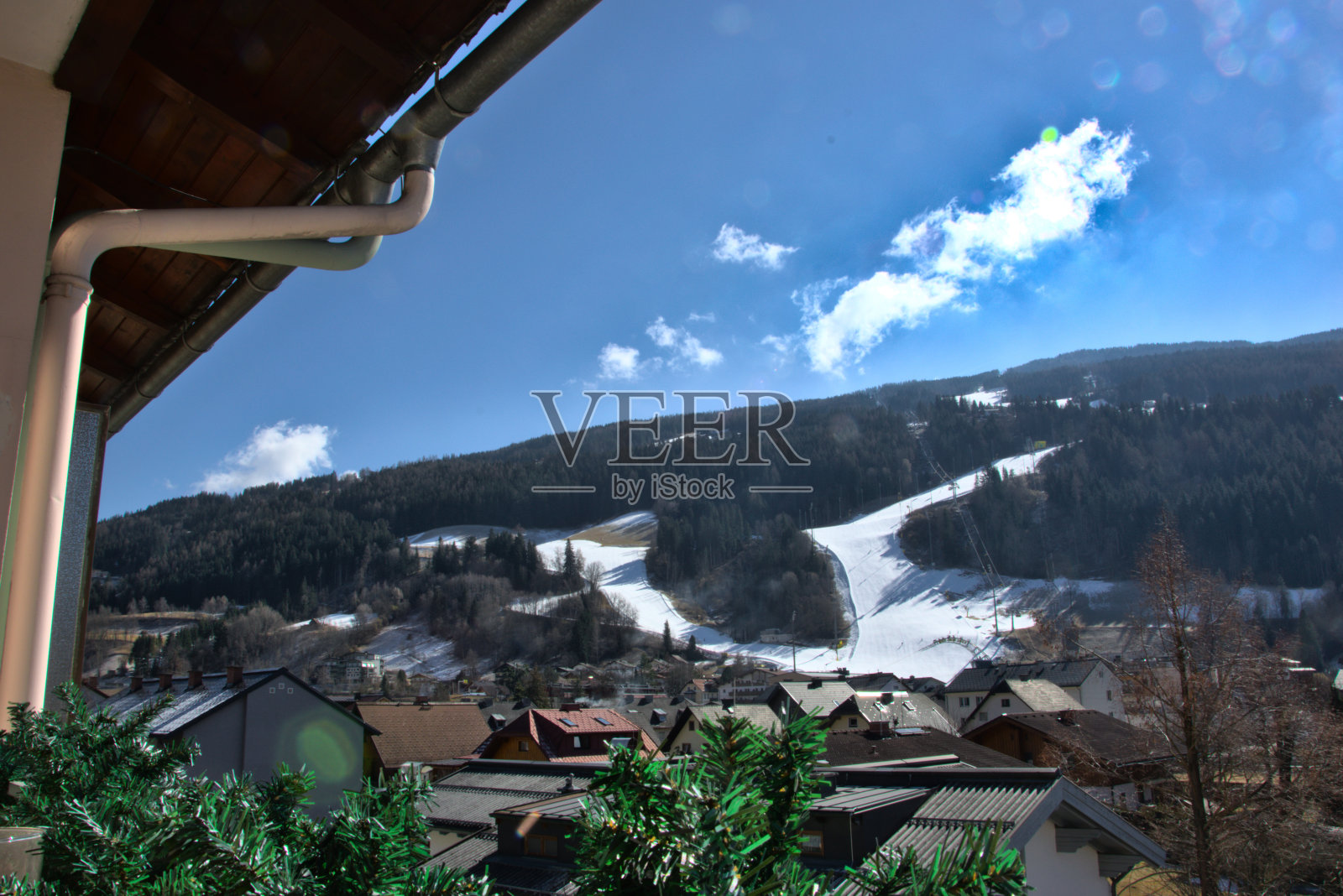 春季滑雪场设有滑雪坡地照片摄影图片