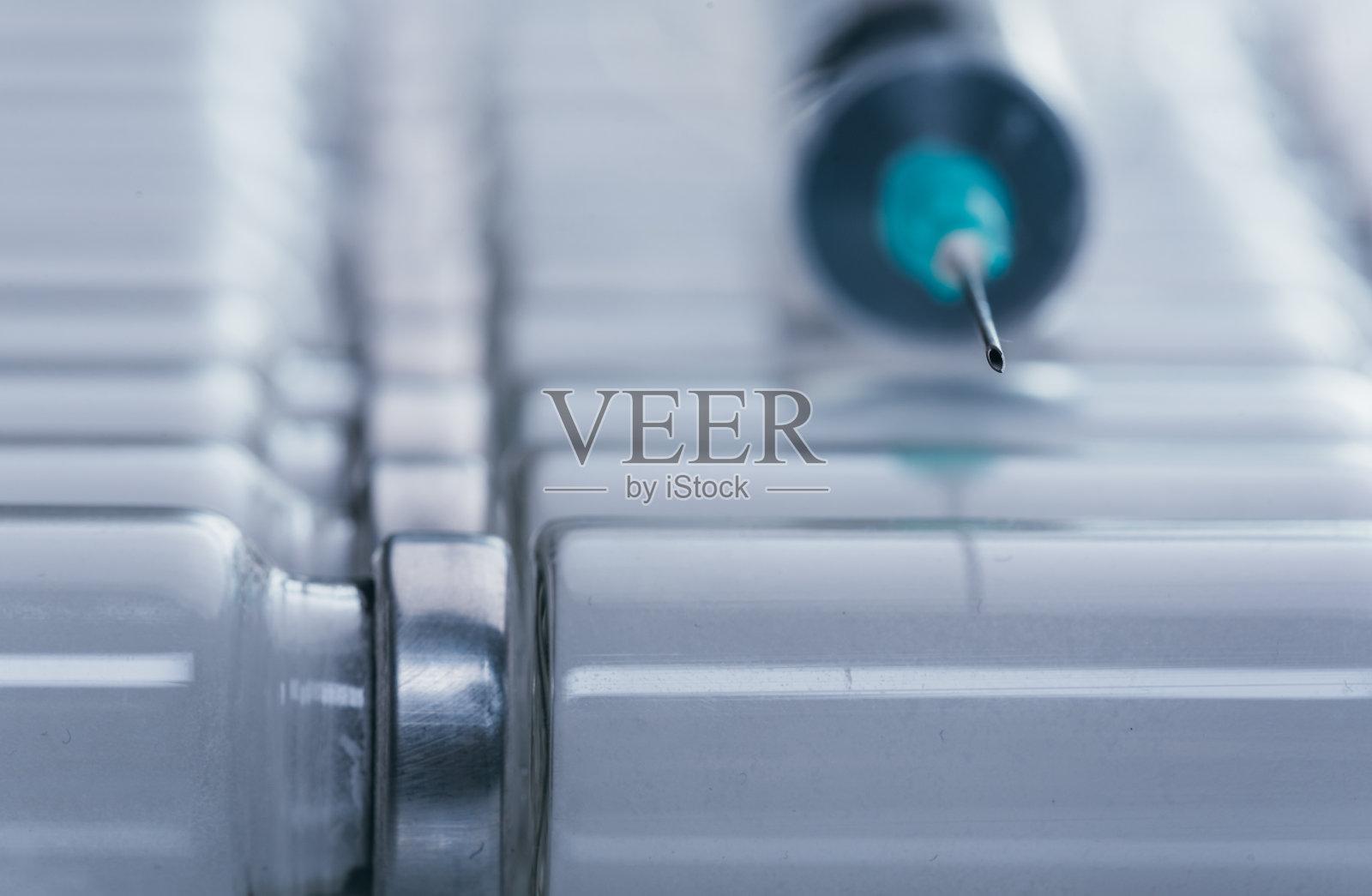 药品，注射，疫苗和一次性注射器，药物概念。无菌小瓶医用注射器针头。注射用医用玻璃安瓿瓶。照片摄影图片