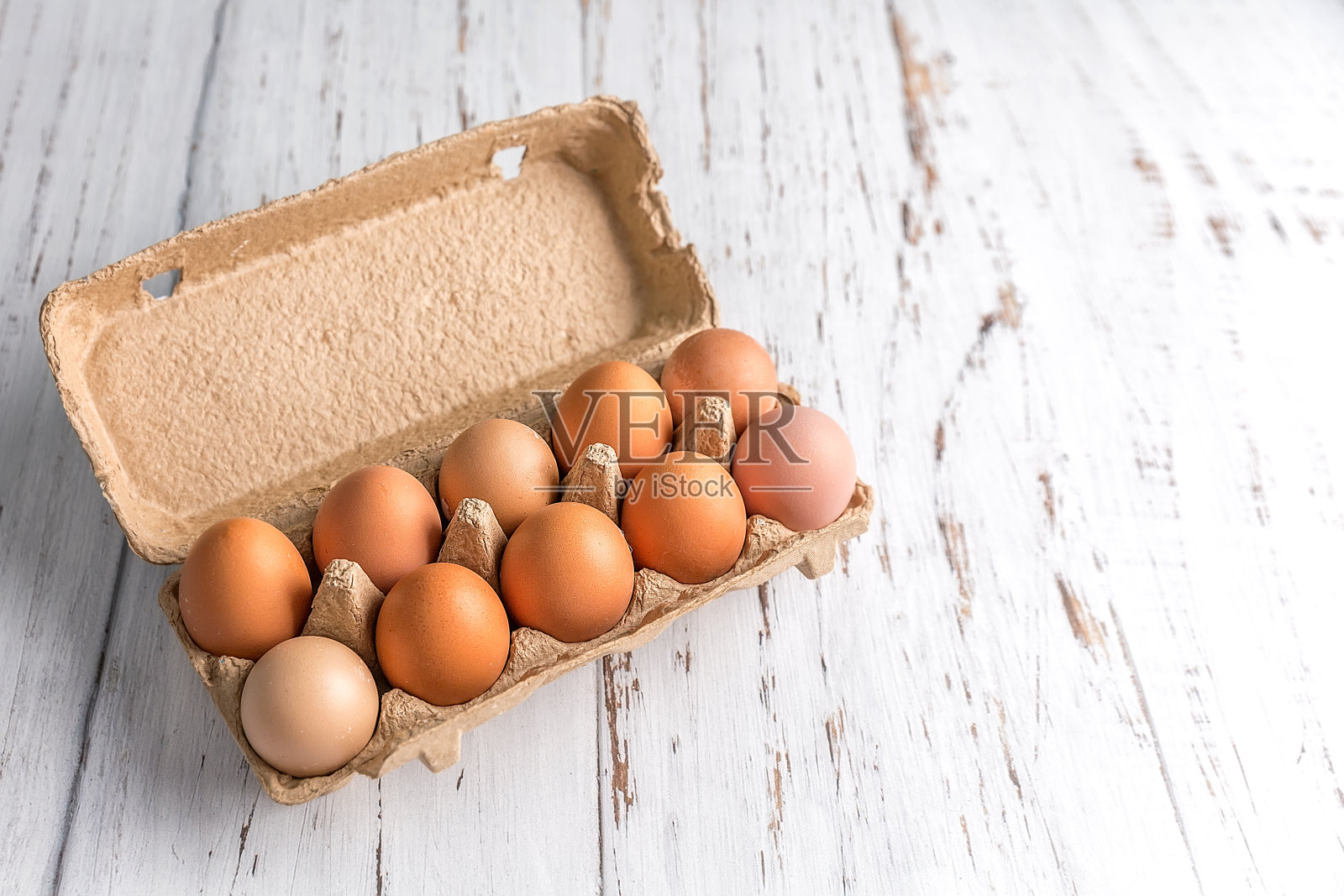 鸡蛋在一个瓦楞容器包装鸡蛋在一个轻木制背景。环保包装。照片摄影图片