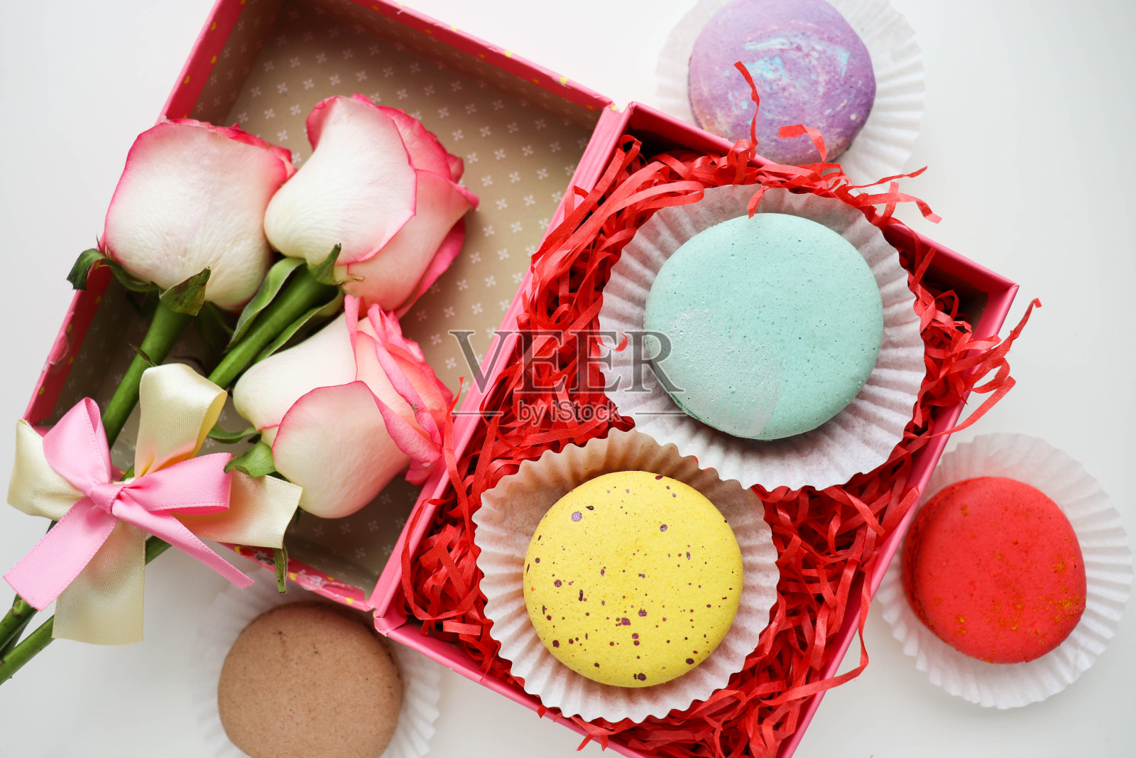 马卡龙，礼盒和一束花。照片摄影图片