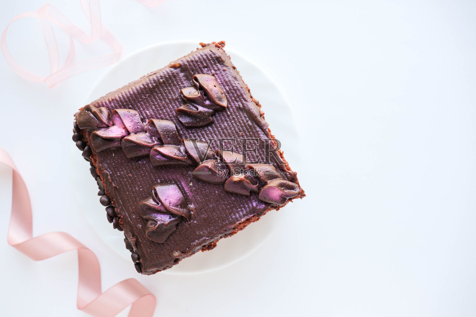 白色盘子上的巧克力海绵蛋糕照片摄影图片