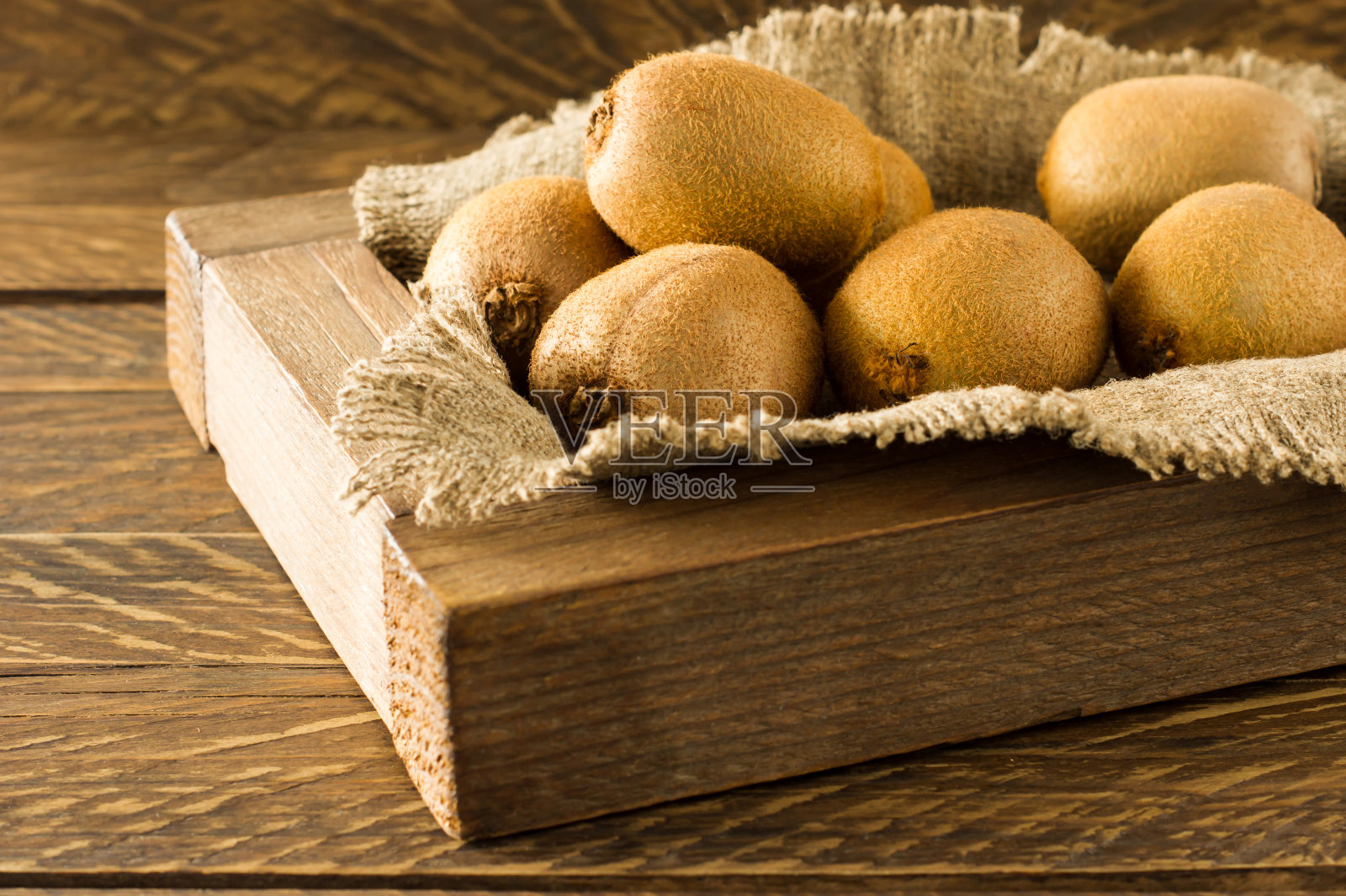 新鲜成熟的猕猴桃在木桌近距离。美味的热带水果，健康饮食和节食照片摄影图片