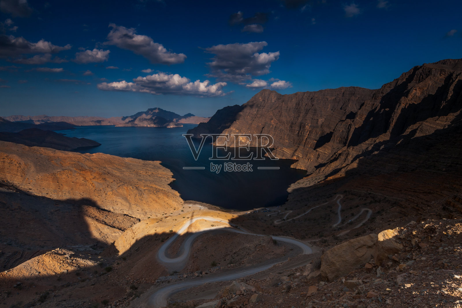 干旱荒地和弯曲的山路照片摄影图片