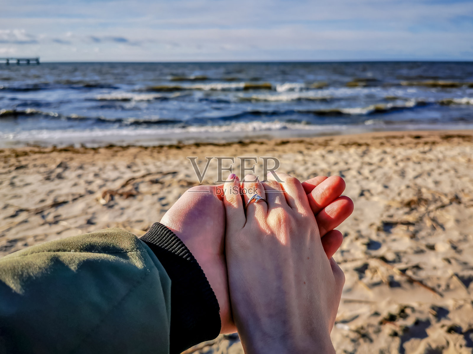 女孩在沙滩上答应的订婚时刻照片摄影图片