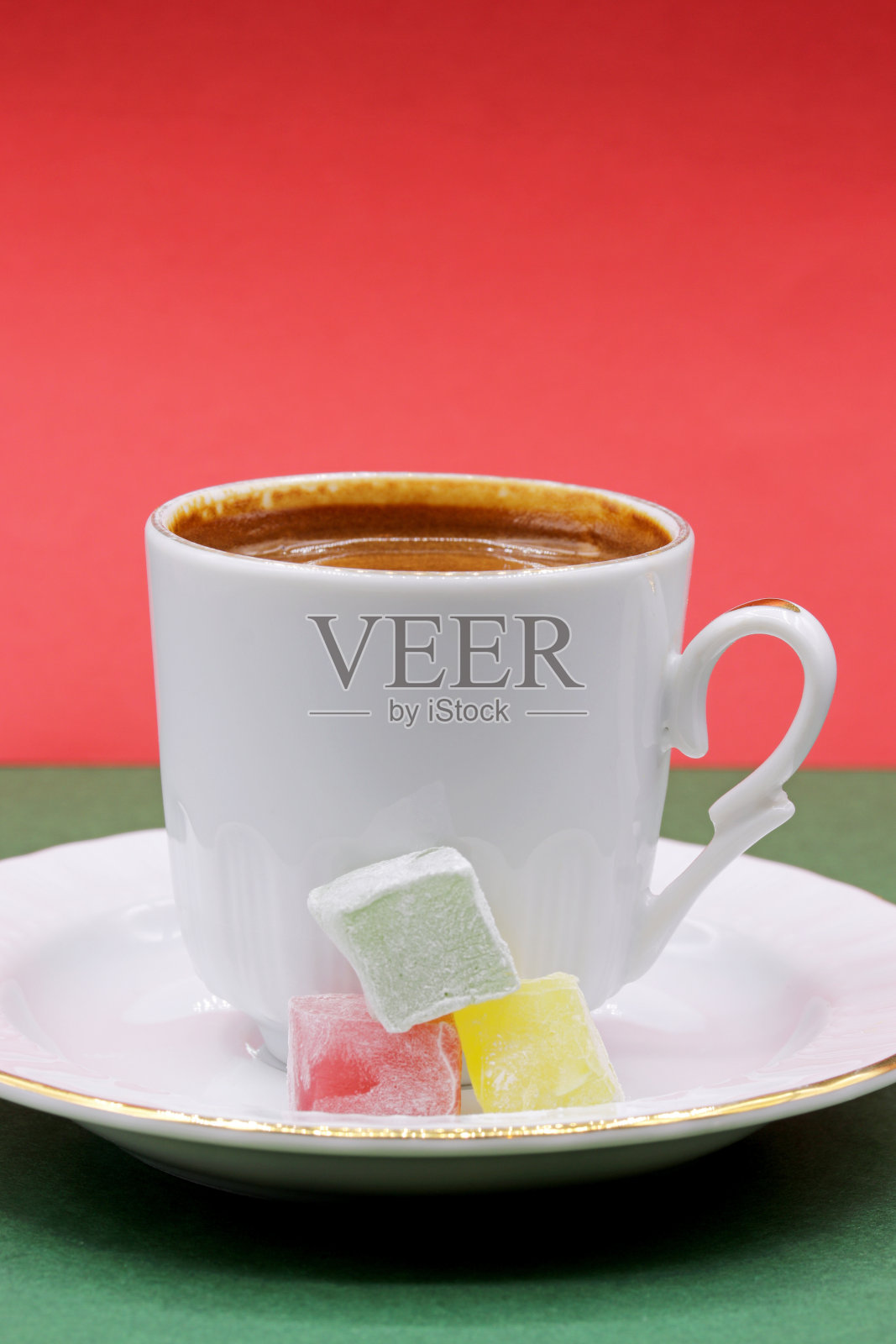 一杯红色背景的土耳其咖啡照片摄影图片