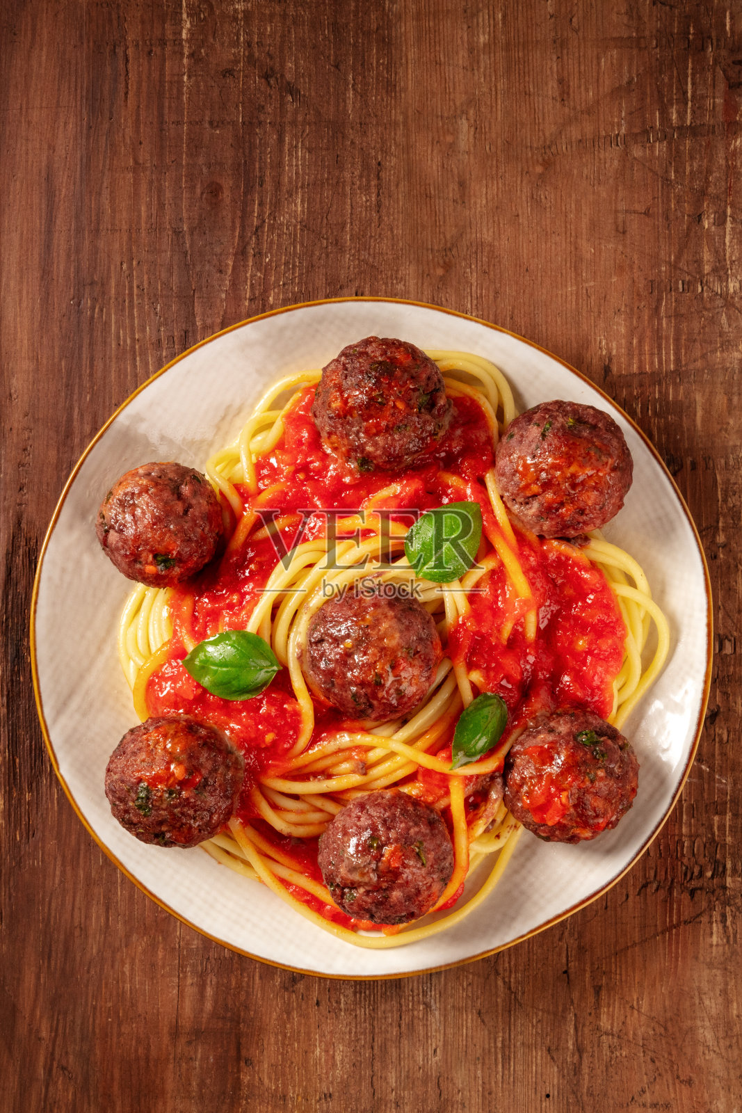 肉丸配意大利面，番茄酱，罗勒，头顶拍摄照片摄影图片