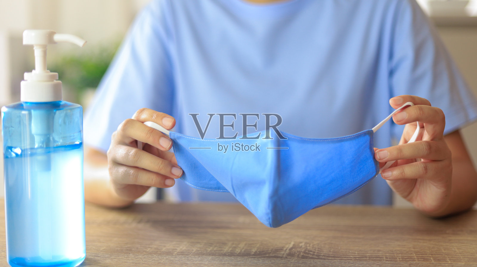 妇女戴防护脸手工口罩产品，预防病毒冠状病毒和Covid-19。掩盖对冠状病毒。或空气污染或病毒流行照片摄影图片