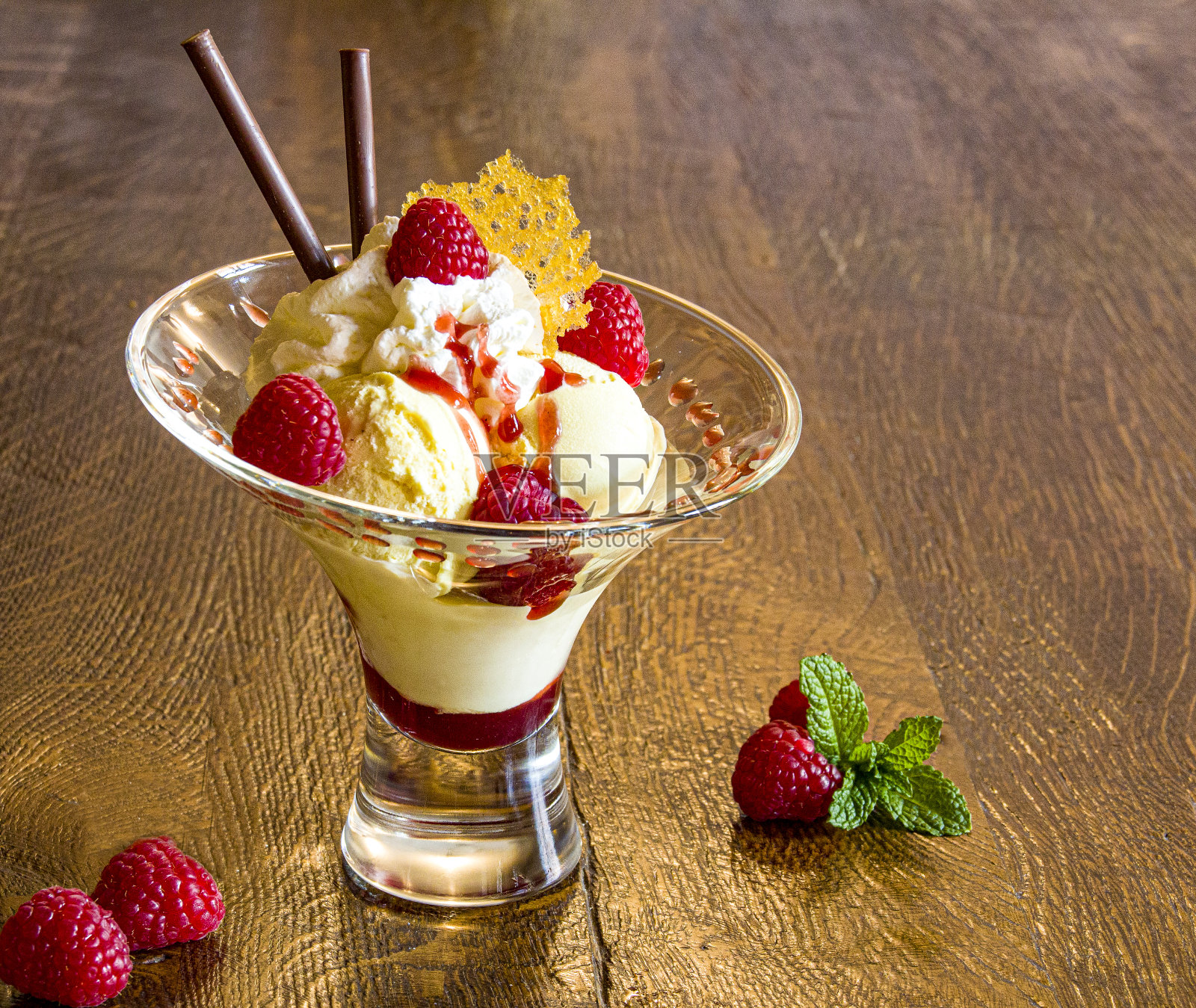 冰淇淋杯，以冰淇淋、覆盆子和酱汁作为餐厅和咖啡馆的装饰理念。本空间照片摄影图片