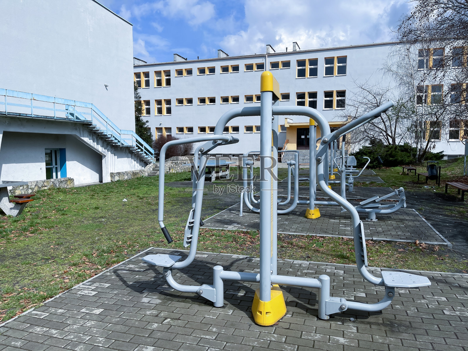 户外运动场地，配备运动器材进行功能性训练。城市环境。照片摄影图片