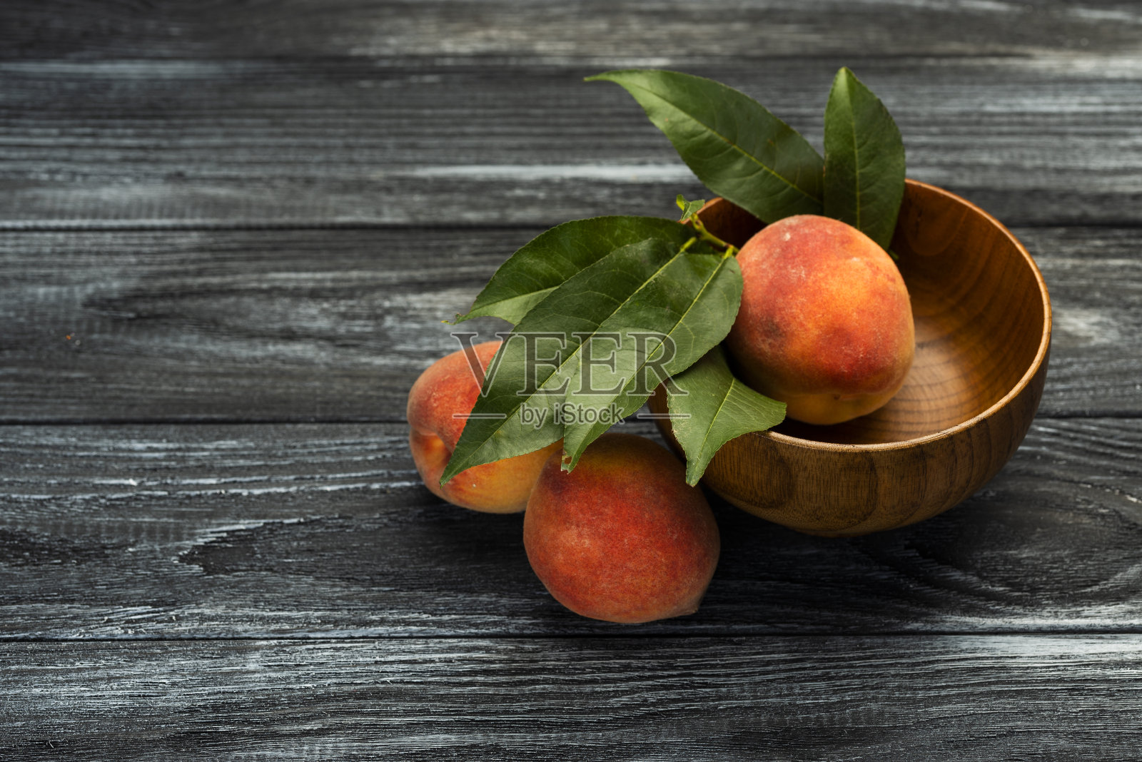 桌上放着新鲜和成熟的盘子照片摄影图片