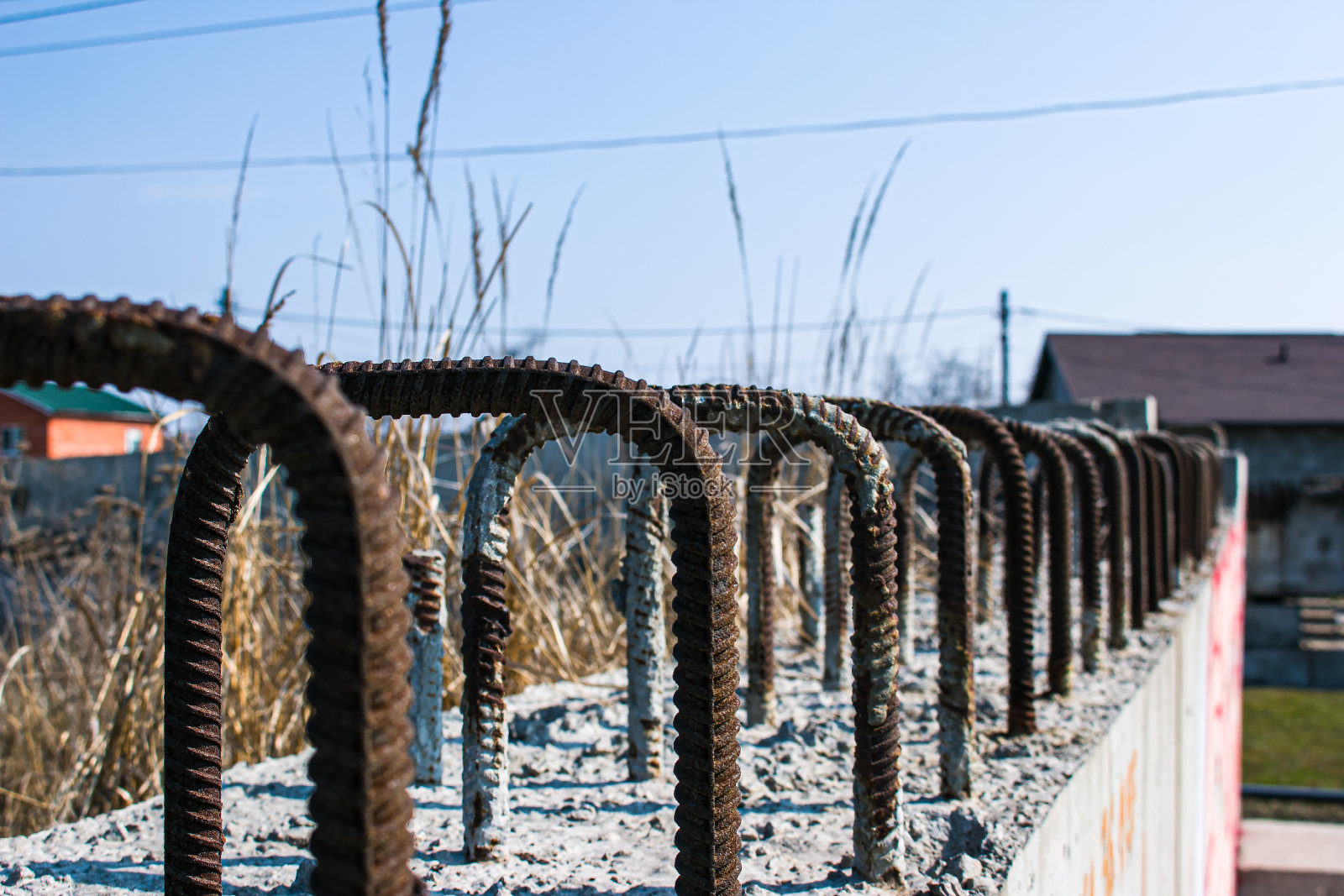 废弃的建筑。高速公路立交桥建设。正在施工的桥梁所在地。照片摄影图片