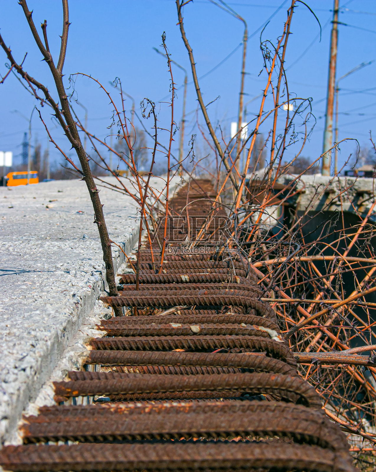 废弃的建筑。高速公路立交桥建设。正在施工的桥梁所在地。照片摄影图片