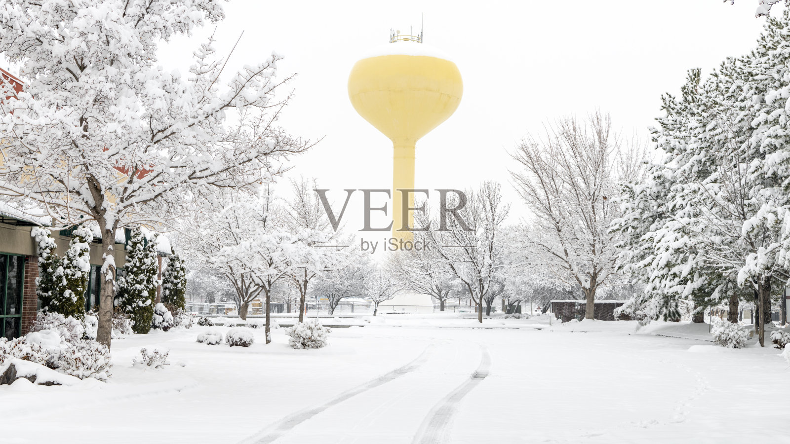 冬天的城市停车场，雪地里有轮胎印照片摄影图片