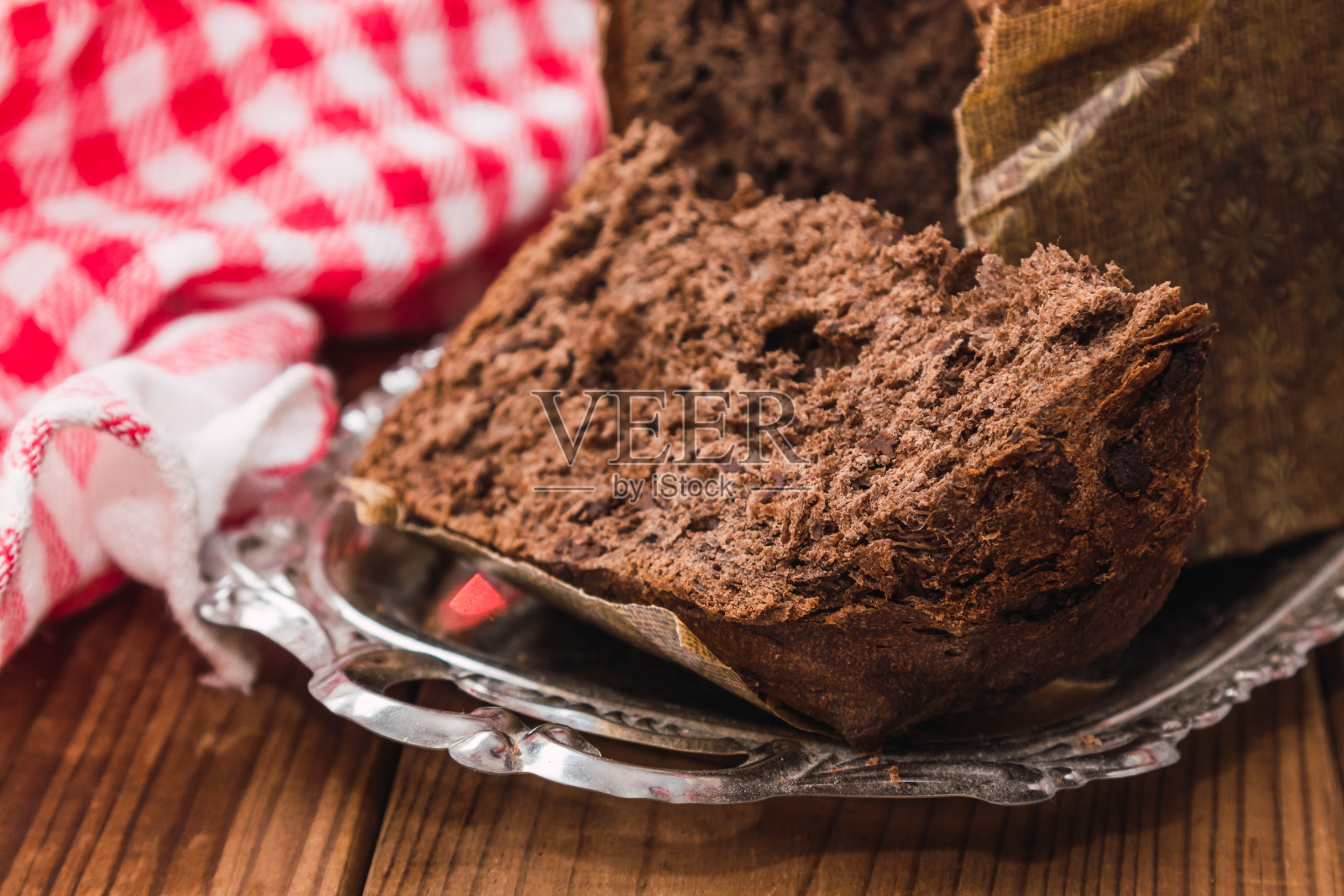 圣诞节典型的新鲜巧克力潘妮托妮照片摄影图片