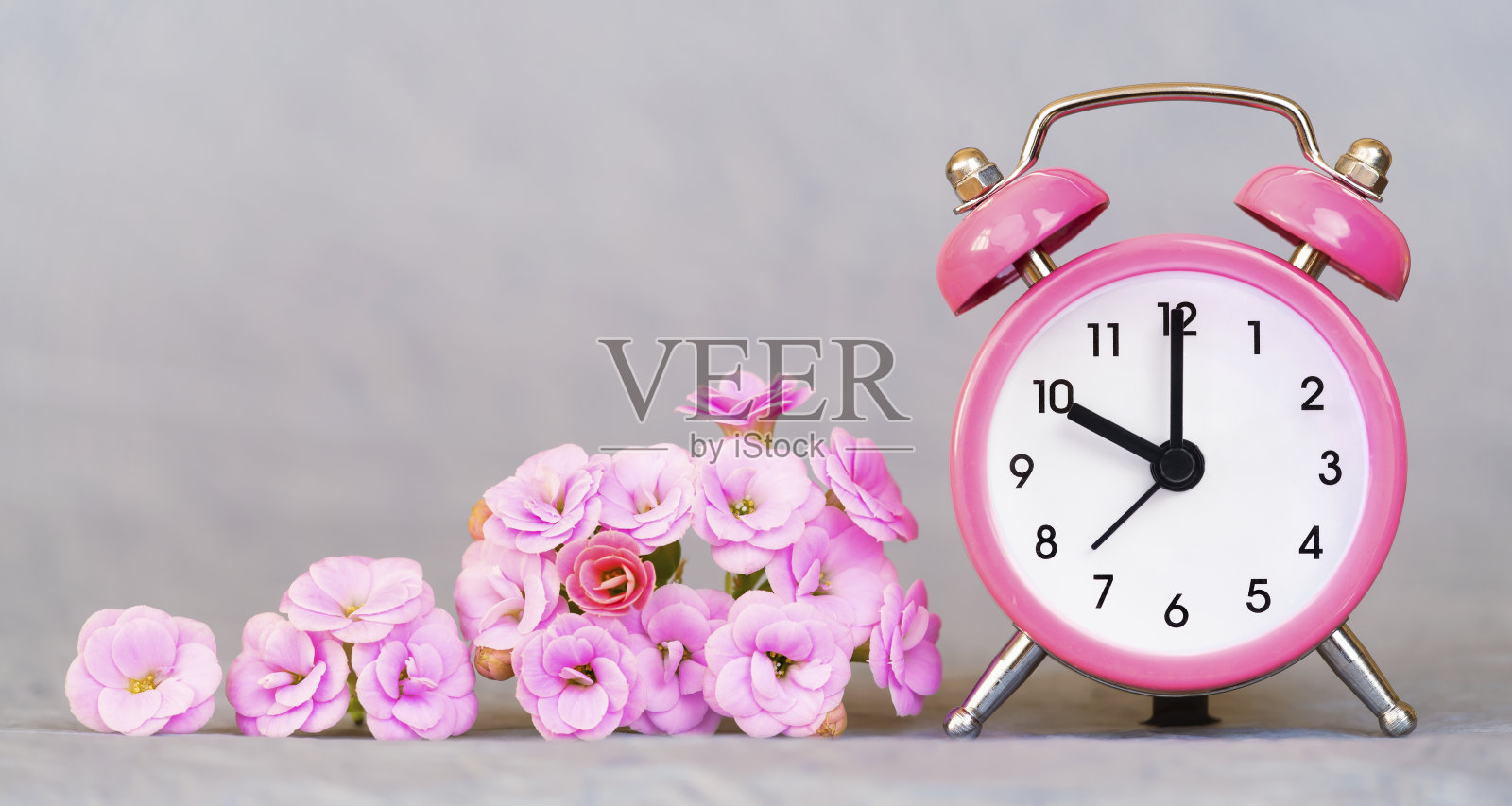 粉色花朵和时钟：春季、夏季或母亲节概念照片摄影图片