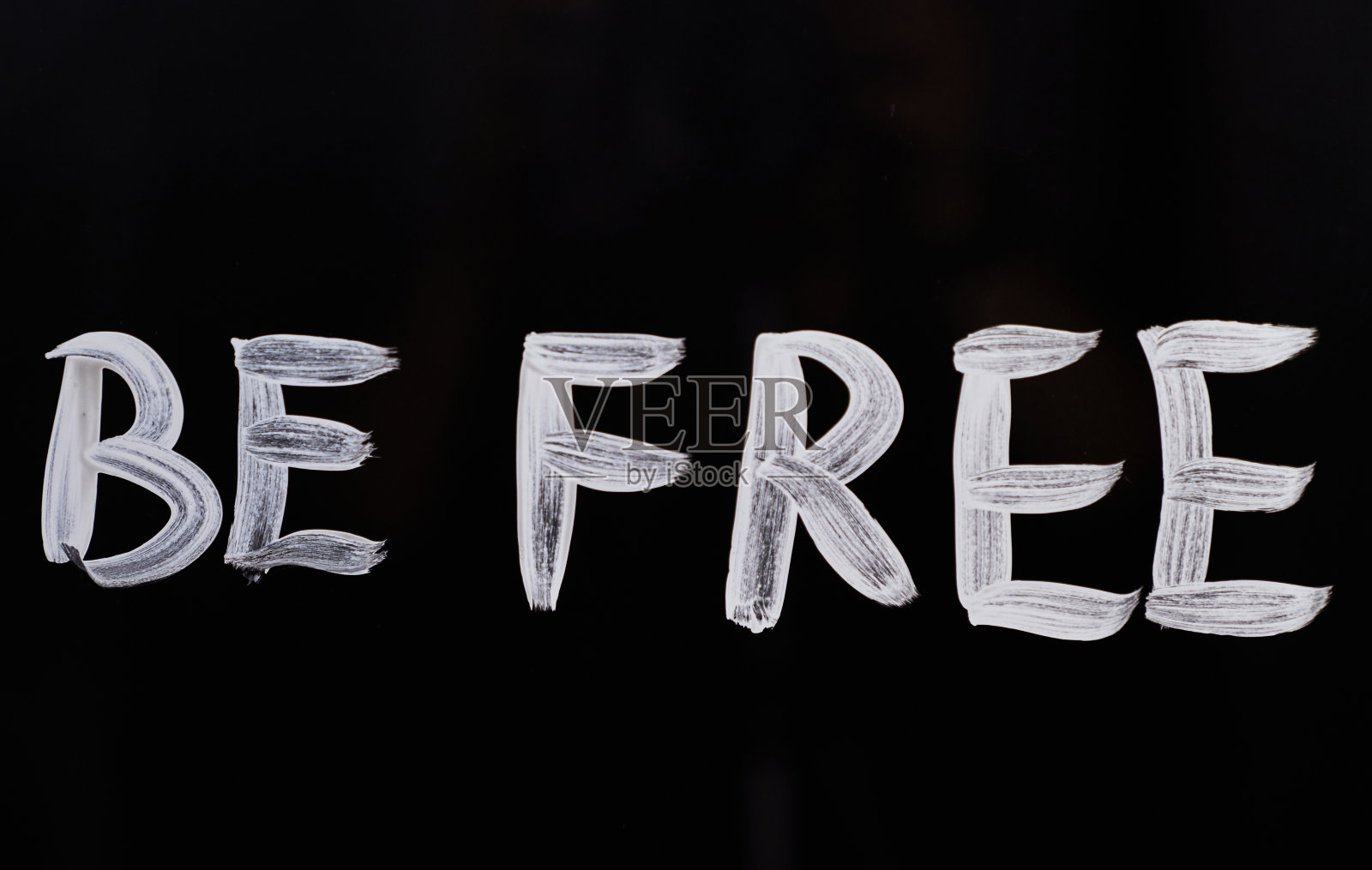 用白色油漆在玻璃上写着“免费”照片摄影图片