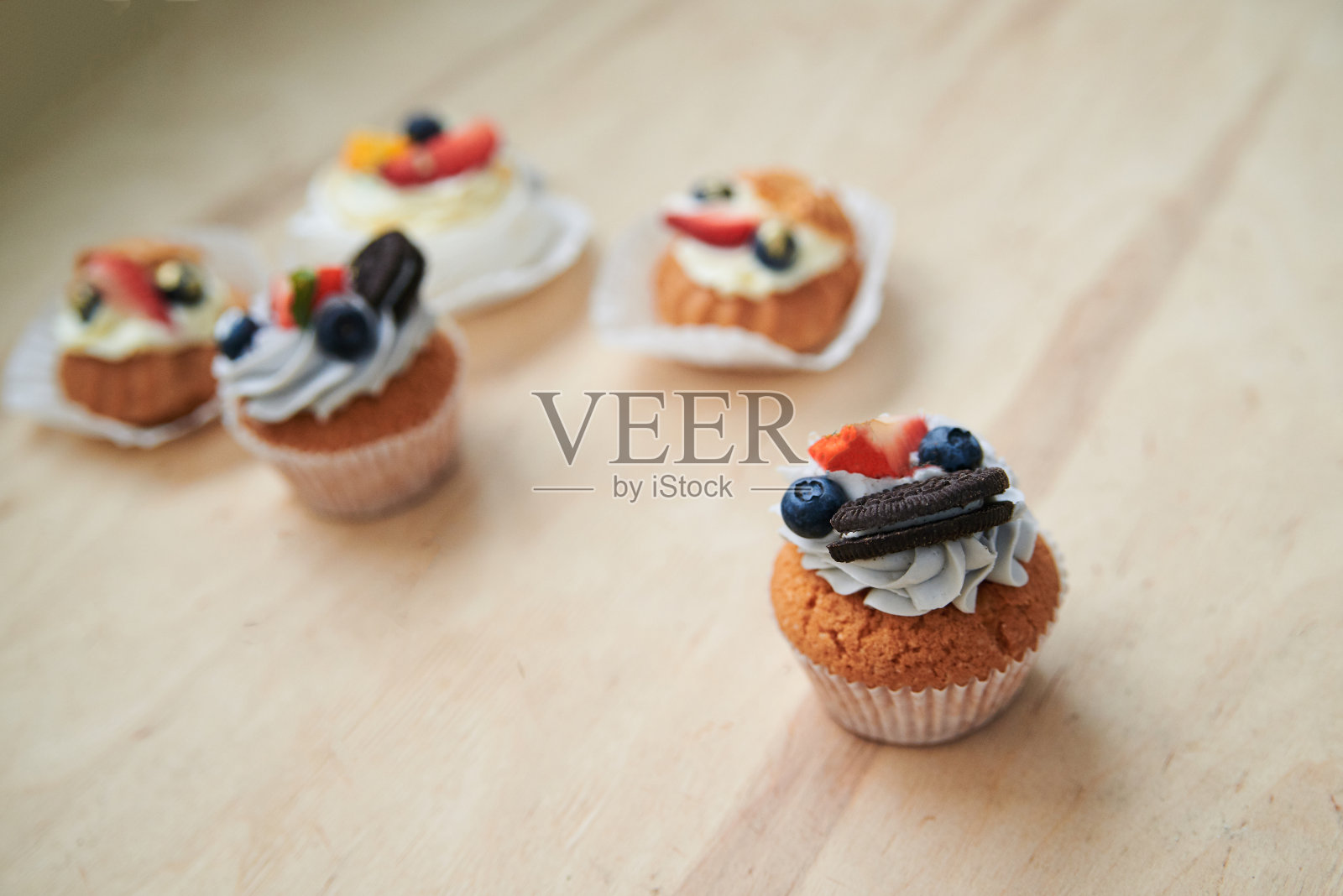 自助餐桌上有美味的纸杯蛋糕照片摄影图片