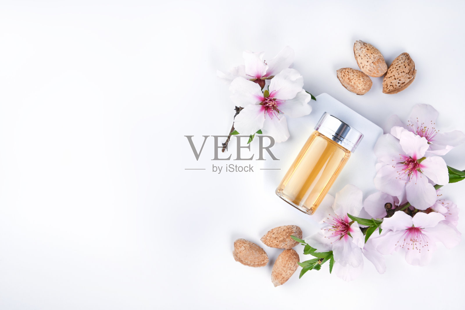 在明亮的背景上放入油和香精照片摄影图片