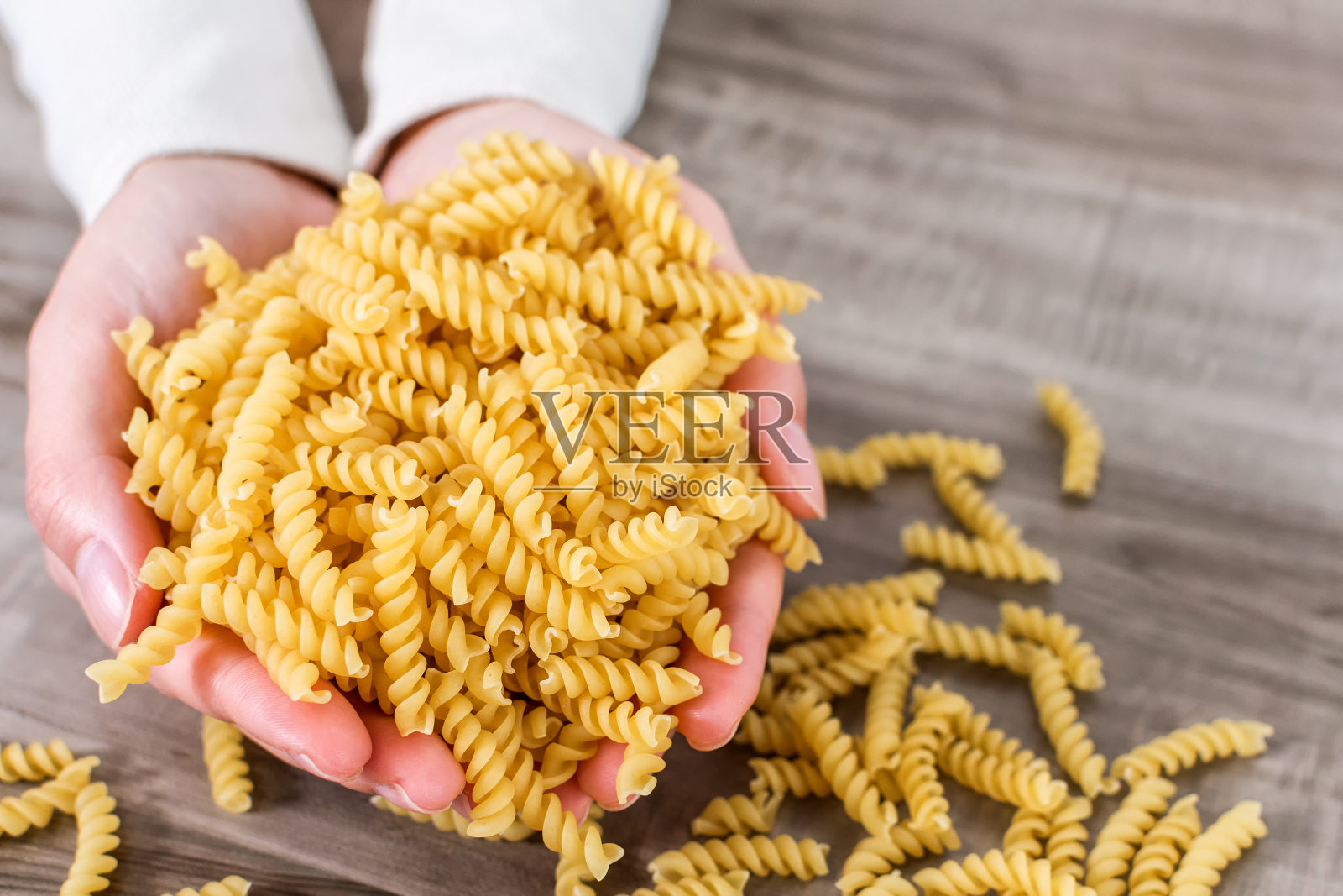 人手拿着通心粉特写照片摄影图片