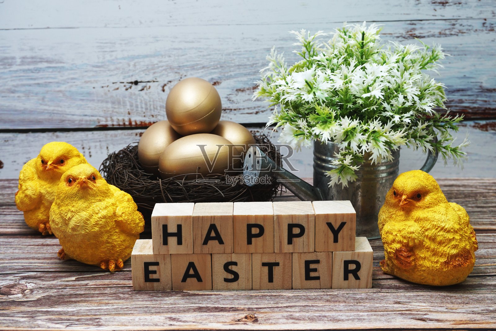 复活节快乐的兔子和复活节彩蛋装饰在木制的背景照片摄影图片