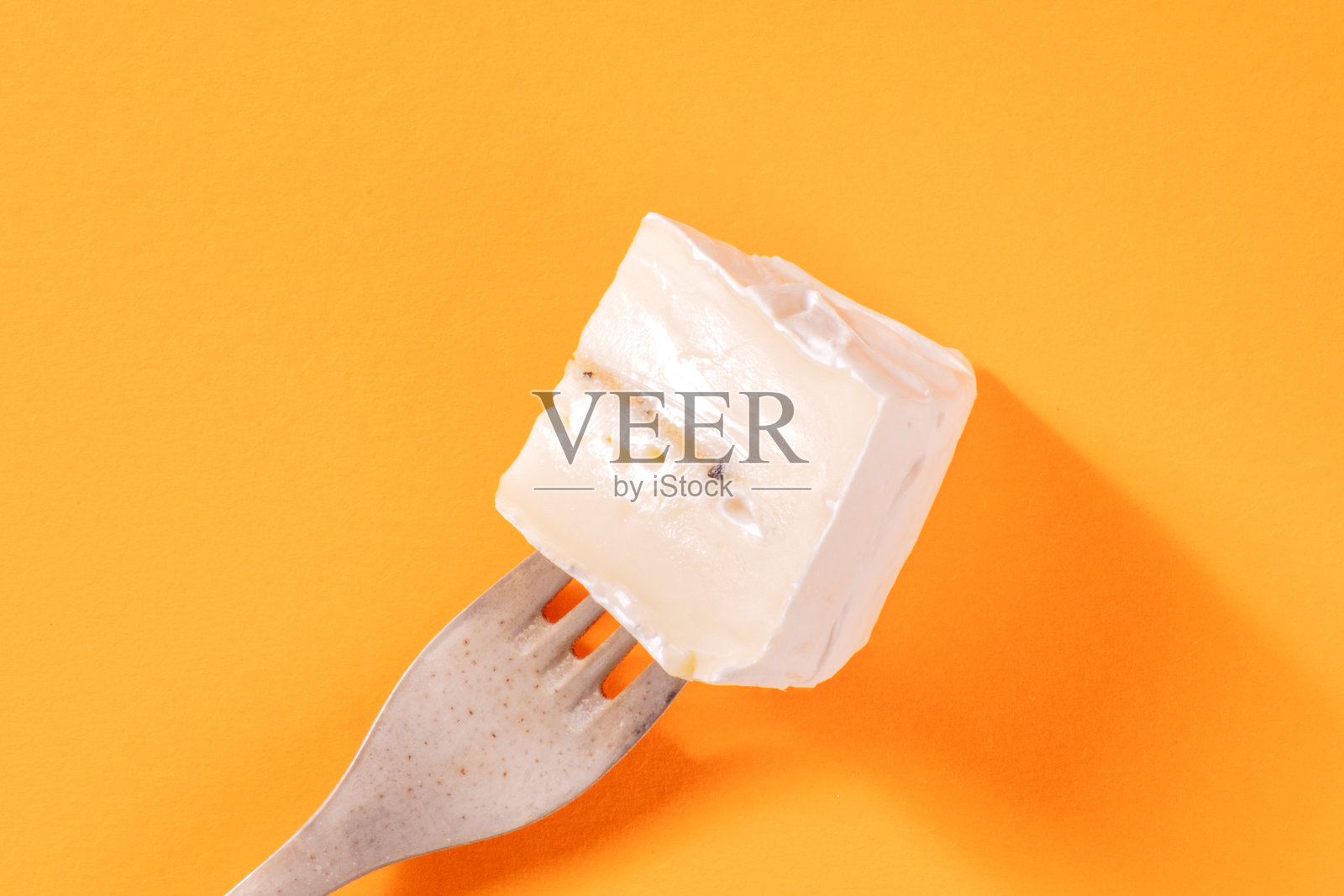 软奶酪和松露放在叉子上，从上往下射照片摄影图片