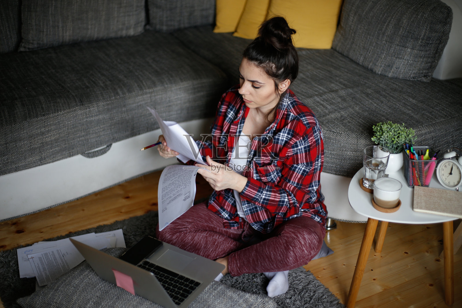 在家里用笔记本电脑储存照片的女人照片摄影图片