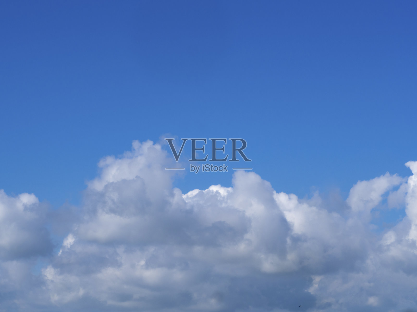 在蔚蓝的天空中，被太阳照亮的白云照片摄影图片