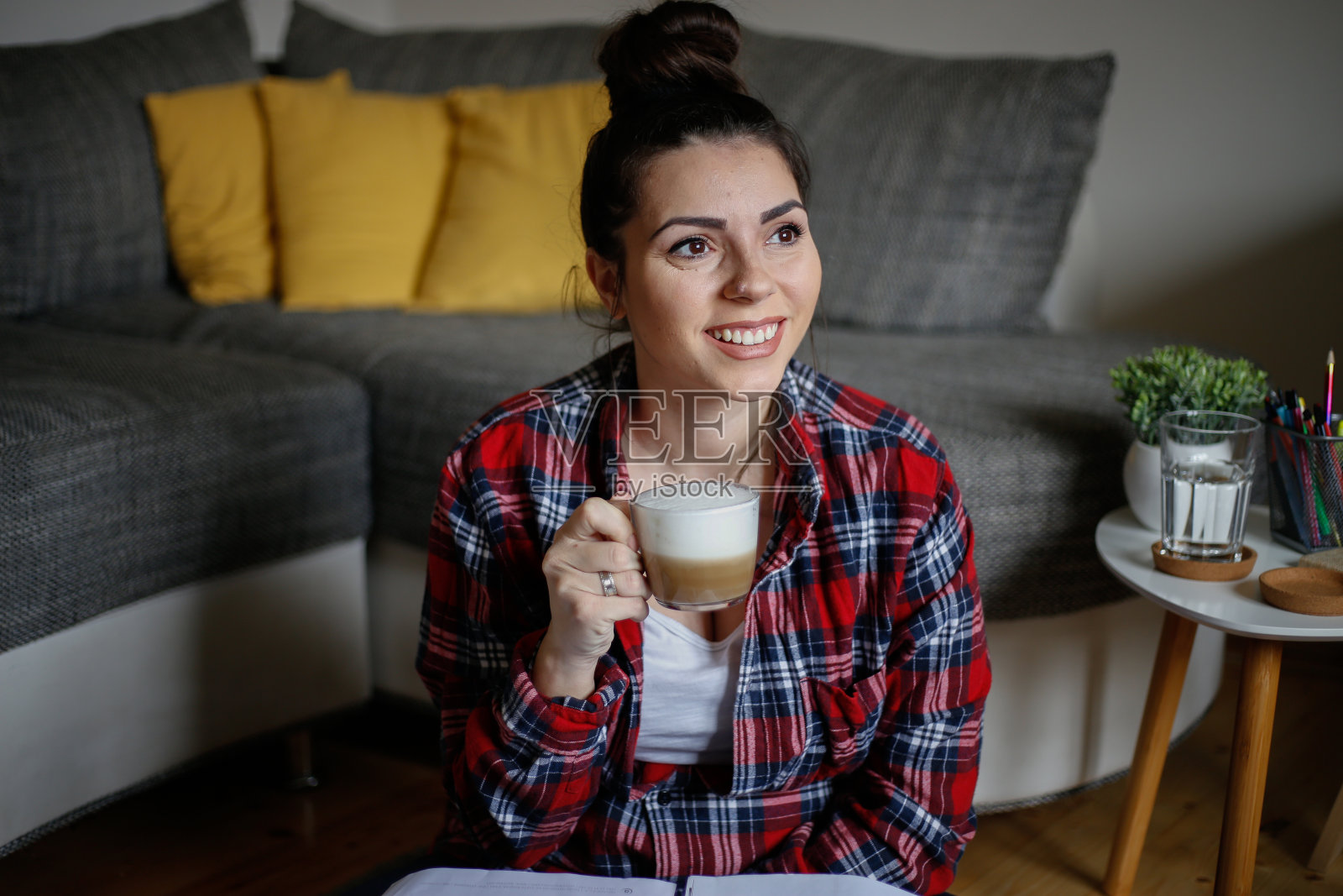 年轻的自由职业者，在家工作喝咖啡。照片摄影图片