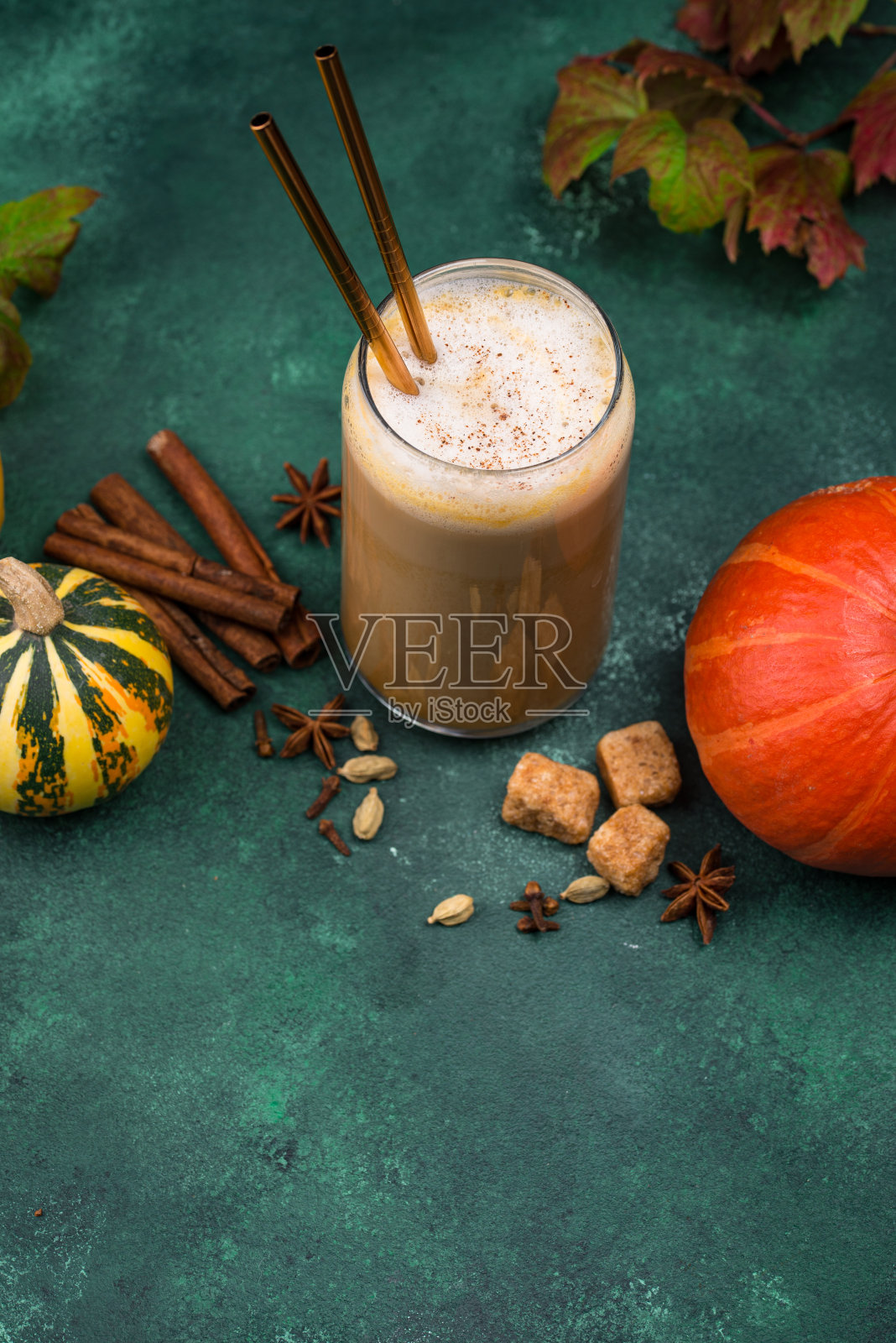 南瓜拿铁，秋季热饮照片摄影图片