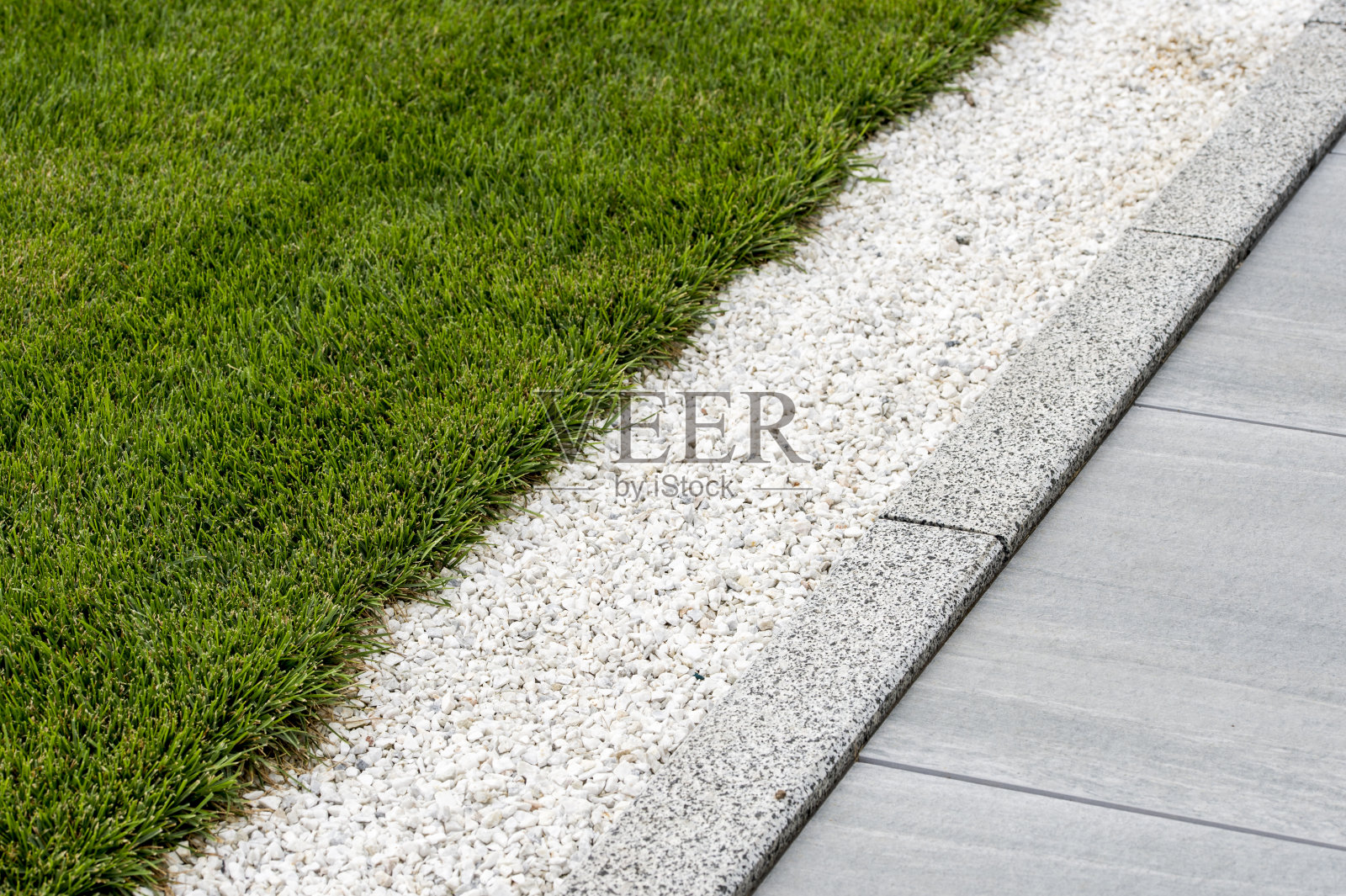 绿草带鹅卵石照片摄影图片