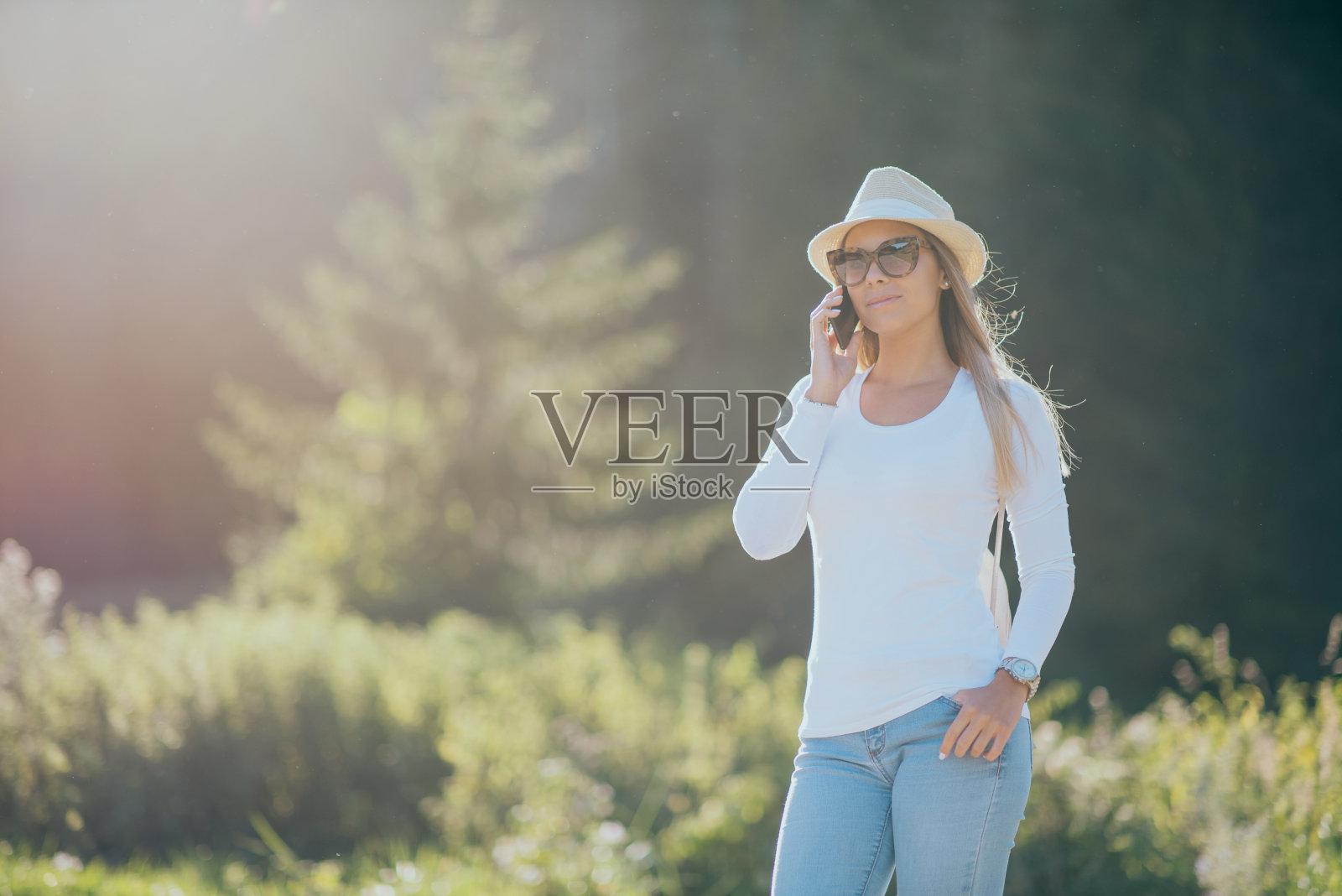 徒步登山的快乐女人照片摄影图片