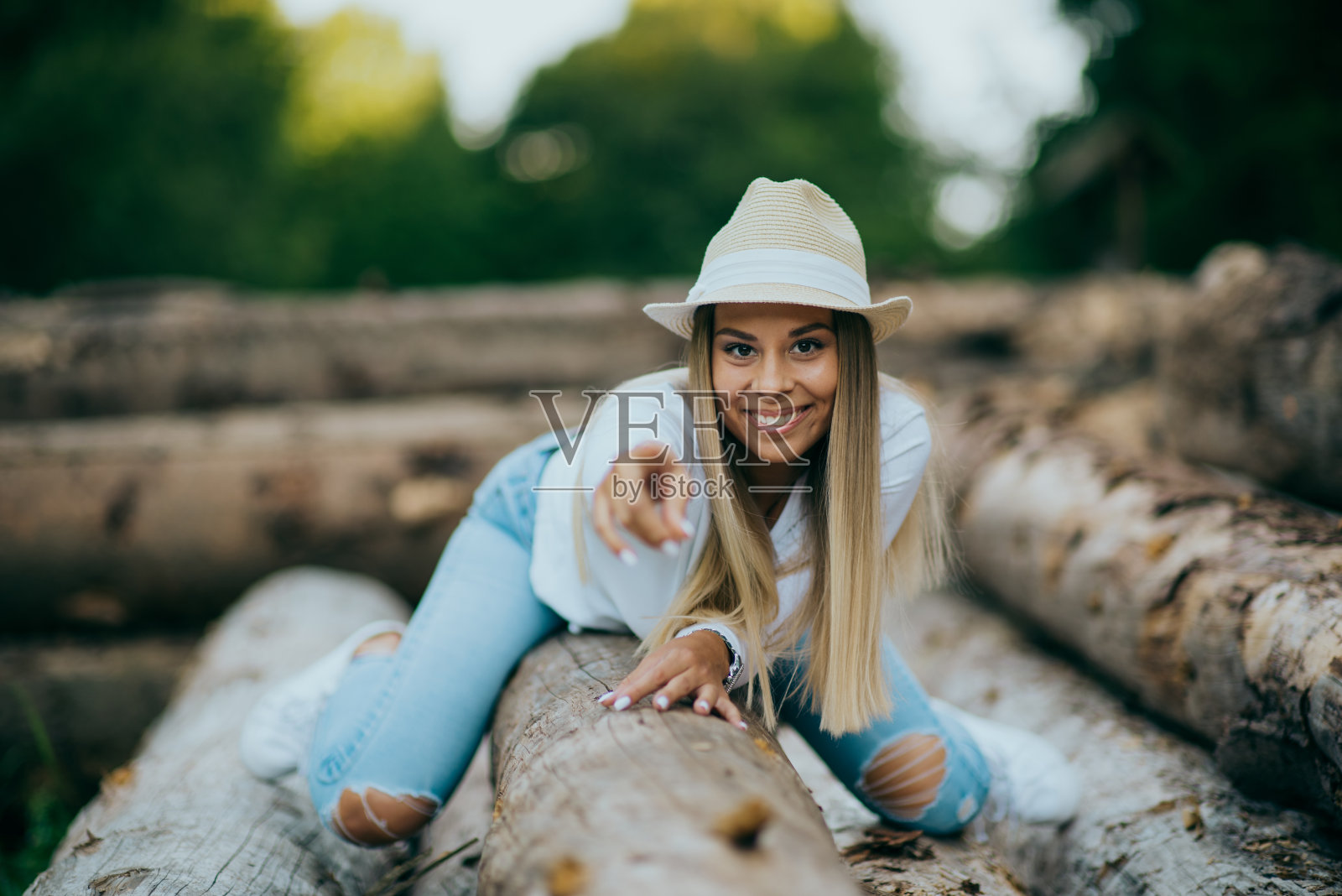 徒步登山的快乐女人照片摄影图片