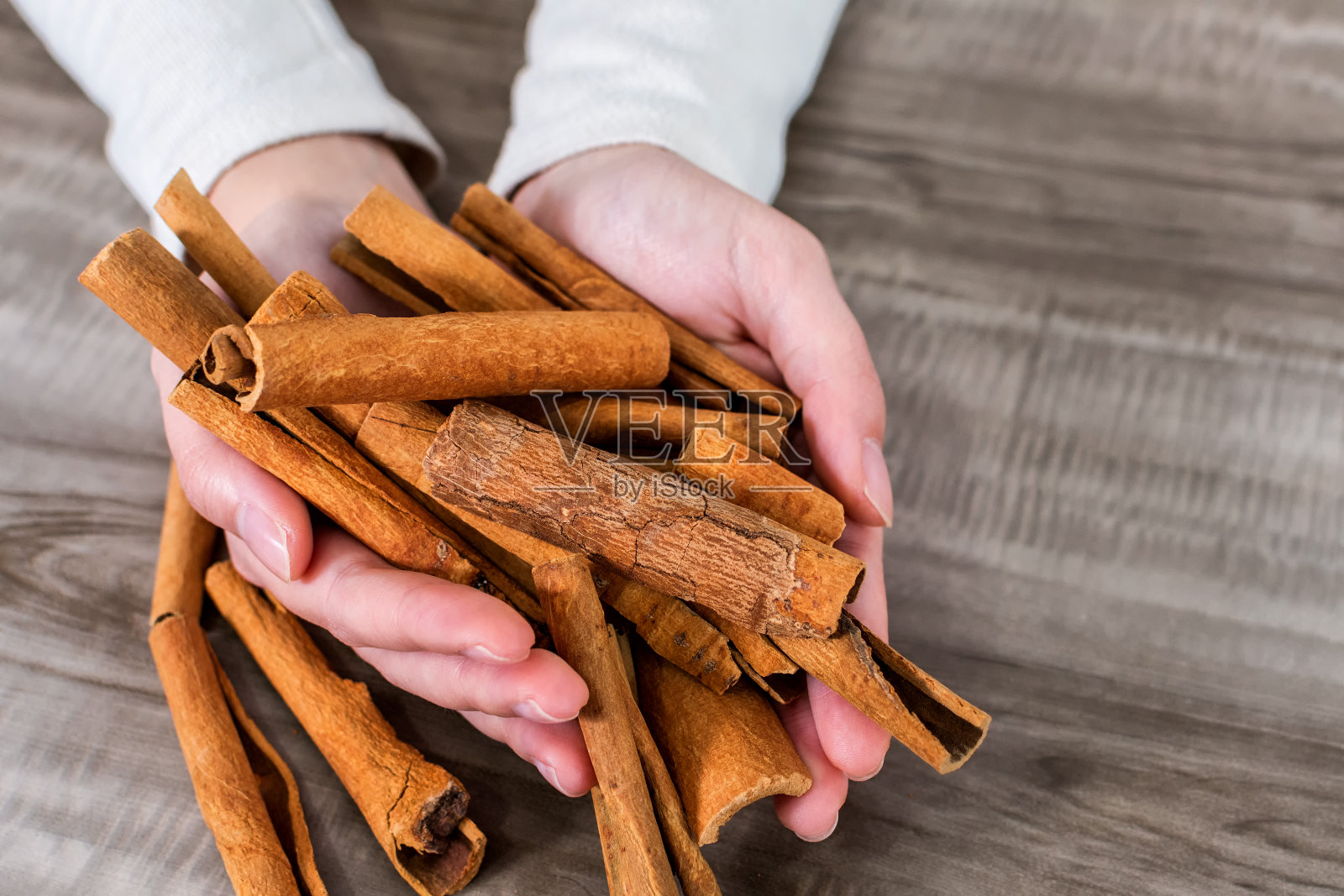 手持肉桂棒特写照片摄影图片