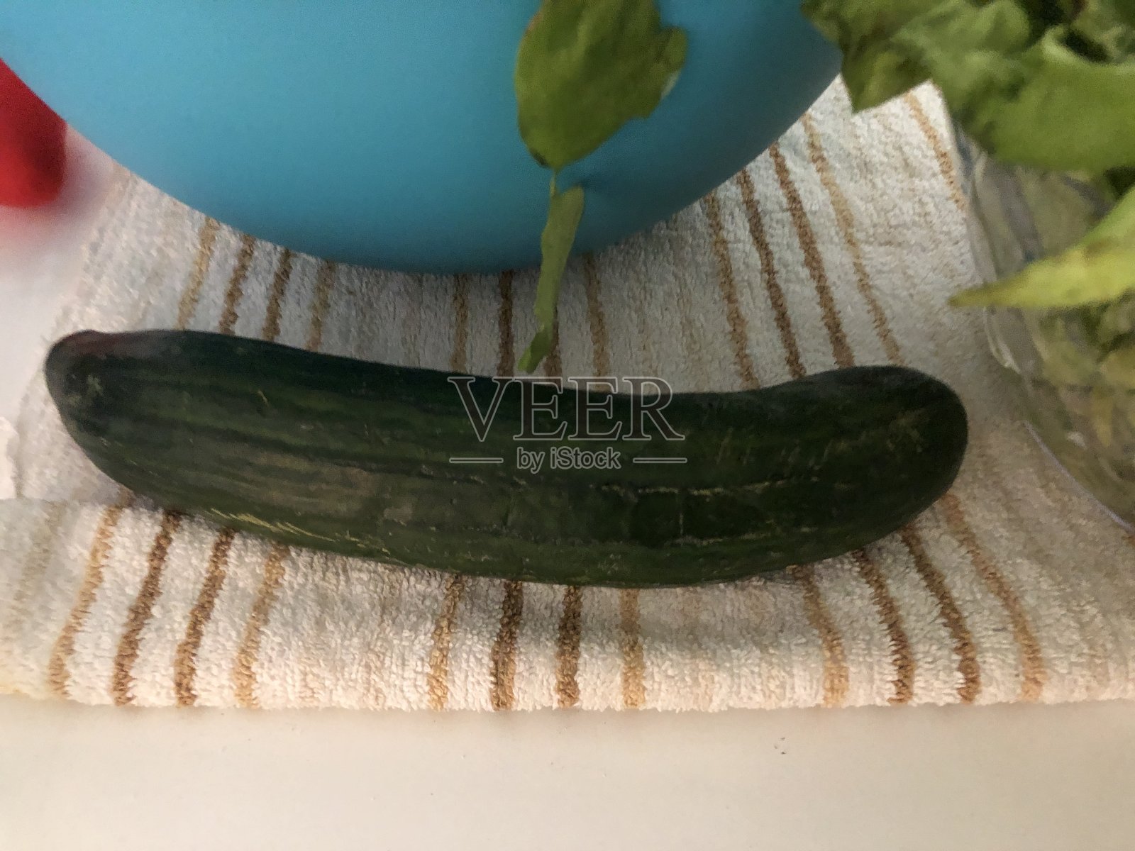 弯弯曲曲的绿黄瓜照片摄影图片