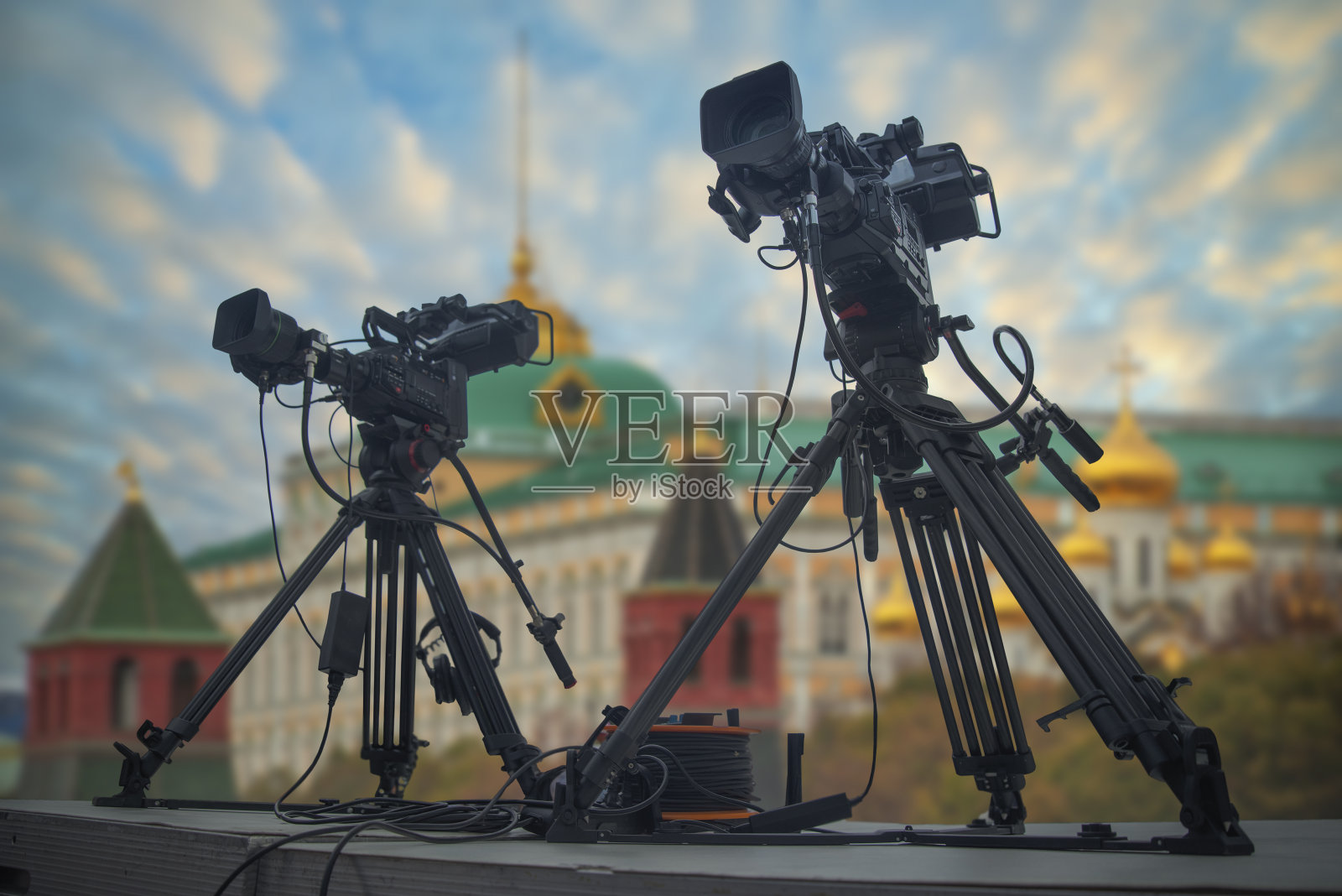 电视摄像机站在莫斯科克里姆林宫的背景下。照片摄影图片