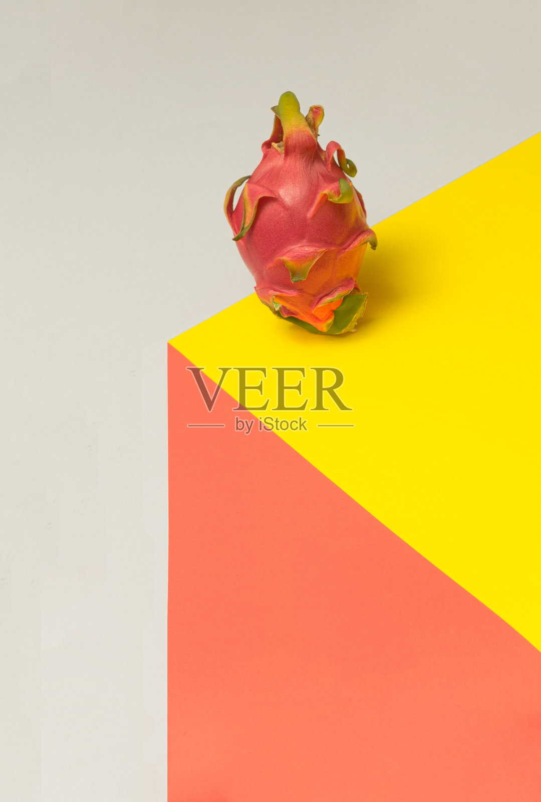 乐观而独特的有机热带火龙果理念。充满活力的灰色，照亮黄色和红色的背景。照片摄影图片