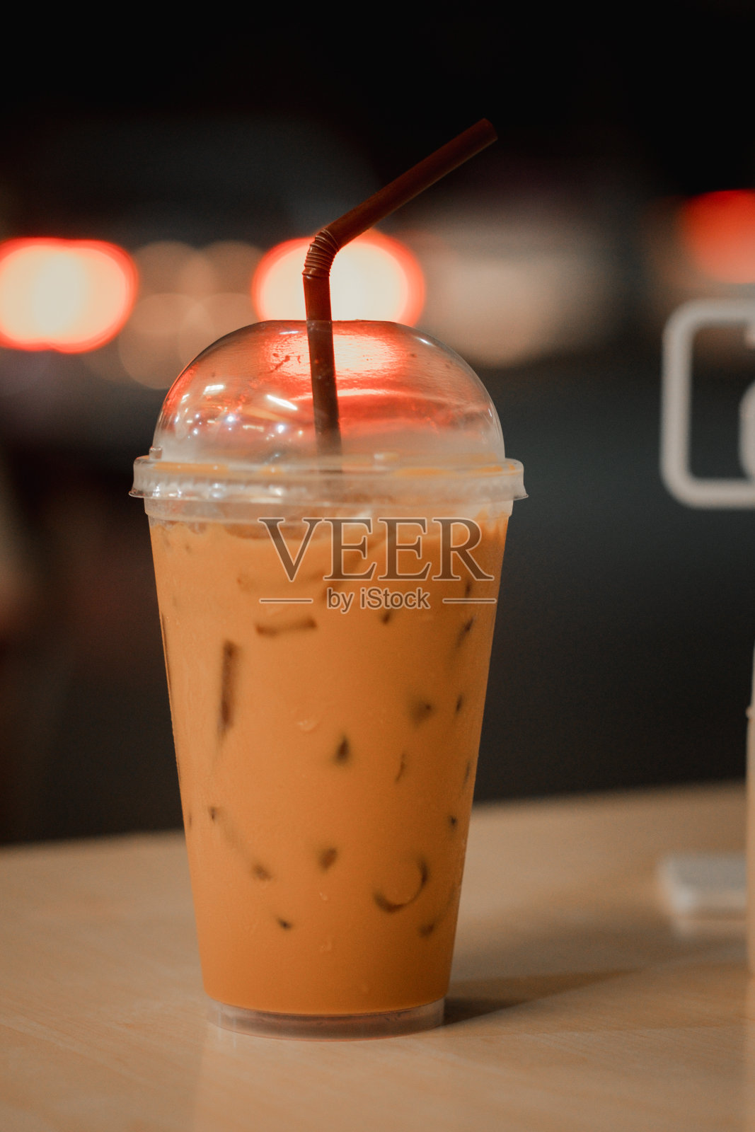 冰泰式奶茶，外带杯，淡米景背景照片摄影图片