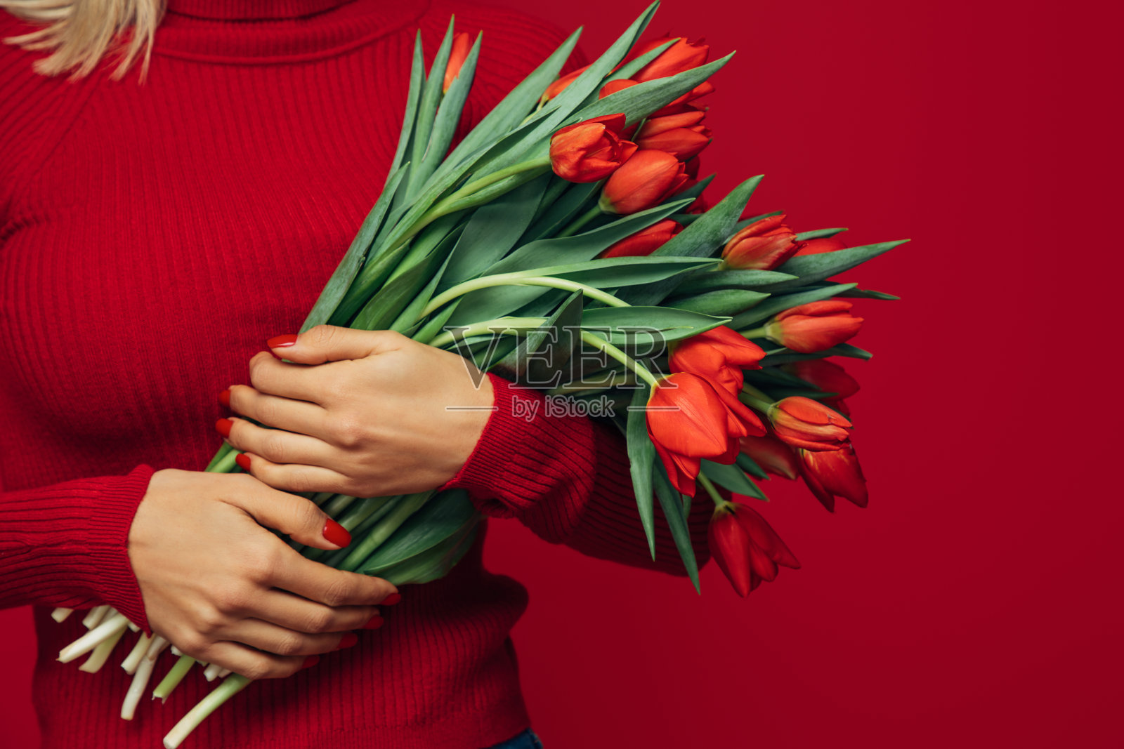 手里拿着一束花的女人照片摄影图片