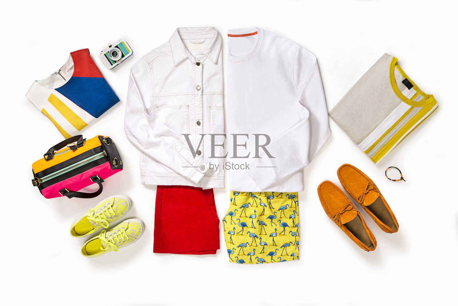 时尚的服装和运动鞋与个人配件孤立在白色背景照片摄影图片