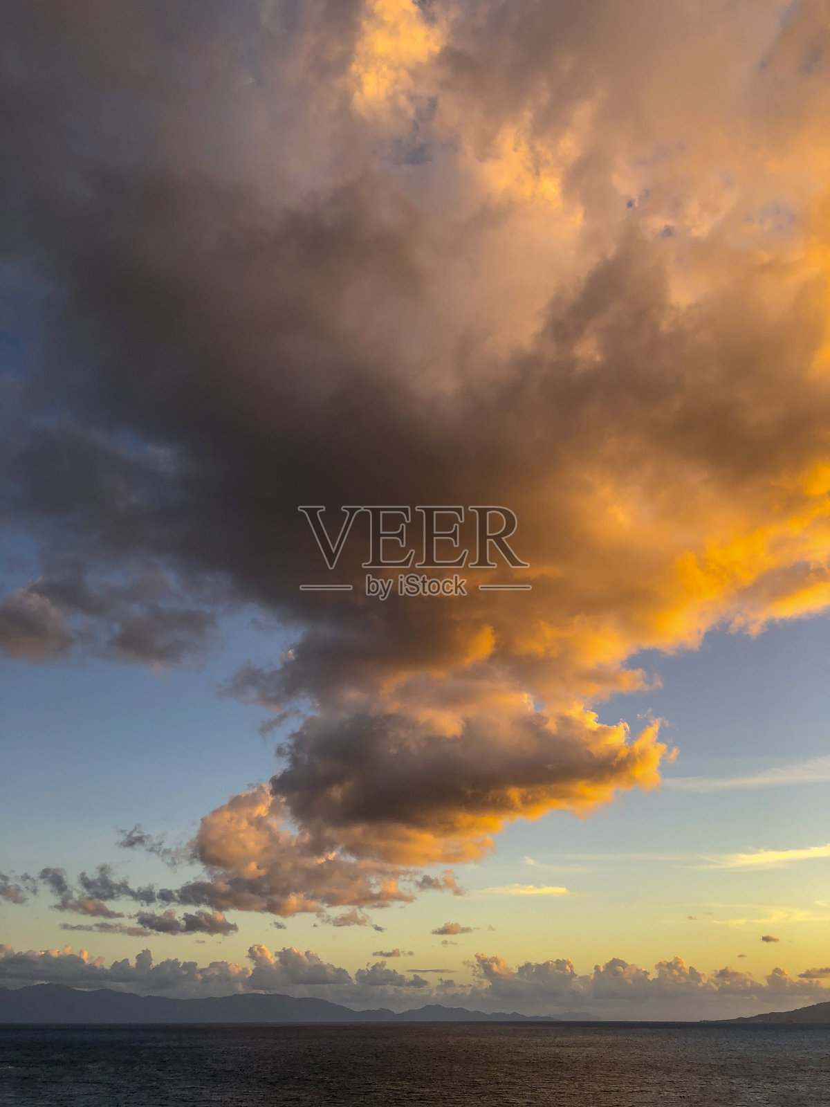 云在日落时分照片摄影图片