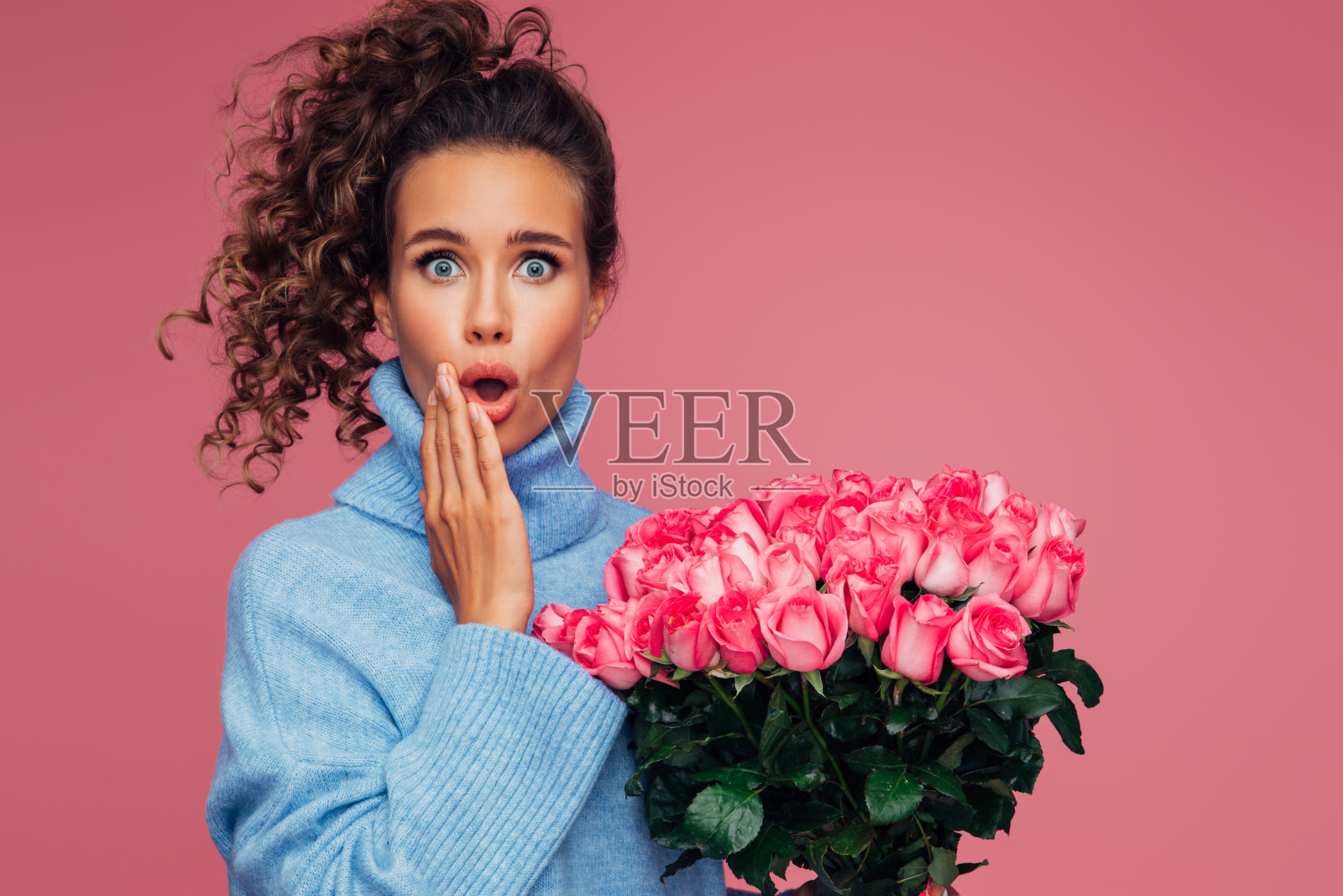 捧着一束花的漂亮女人照片摄影图片