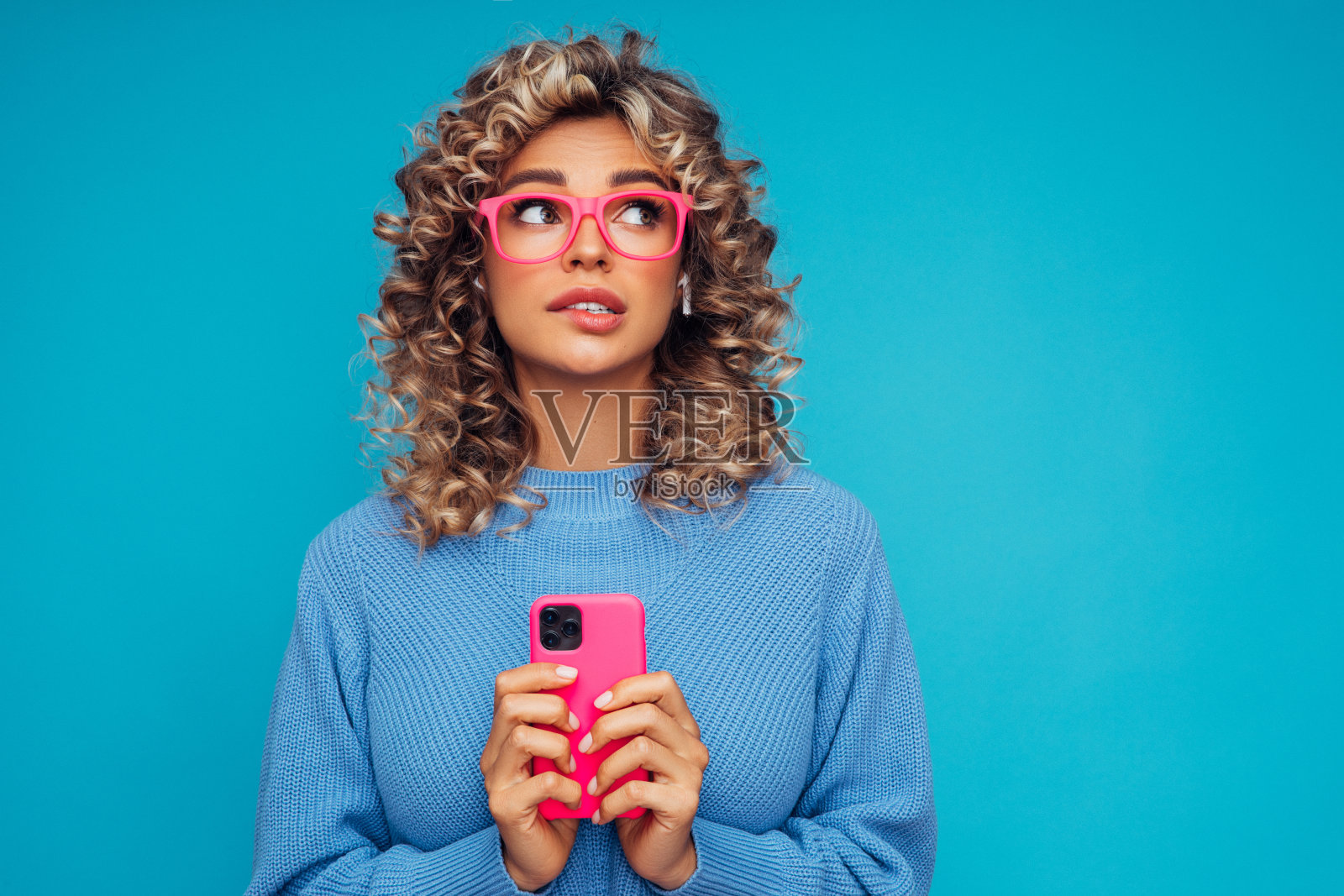 美丽情绪化的女人拿着智能手机照片摄影图片