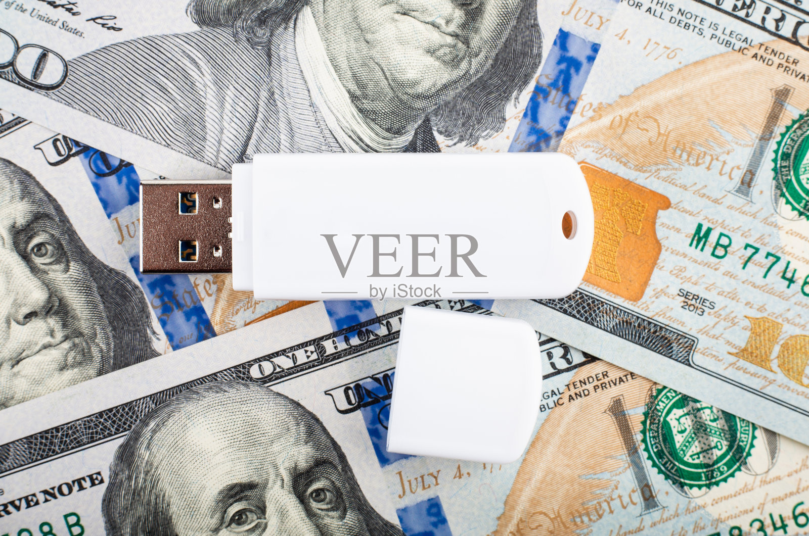 用计算器计算会计数据。金融的概念。钱是为了信息、知识、学习。闪存盘和白底美元。照片摄影图片