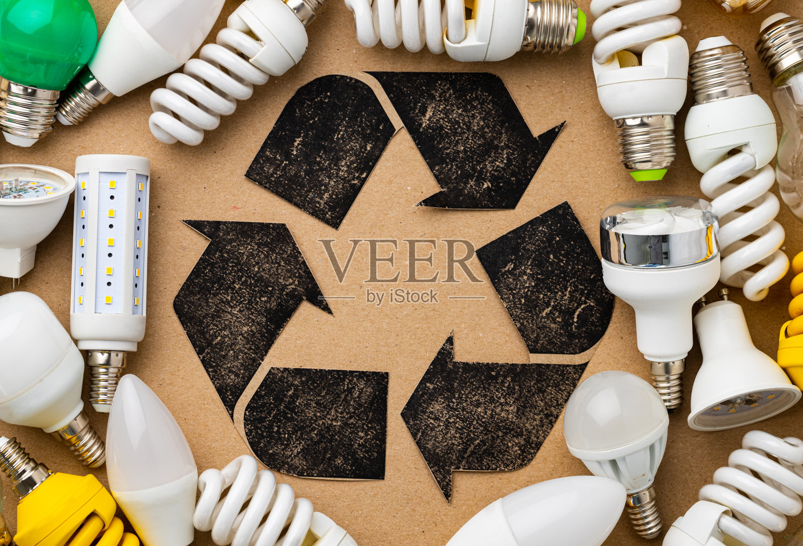 在牛皮纸上用灯泡环绕的回收标志照片摄影图片