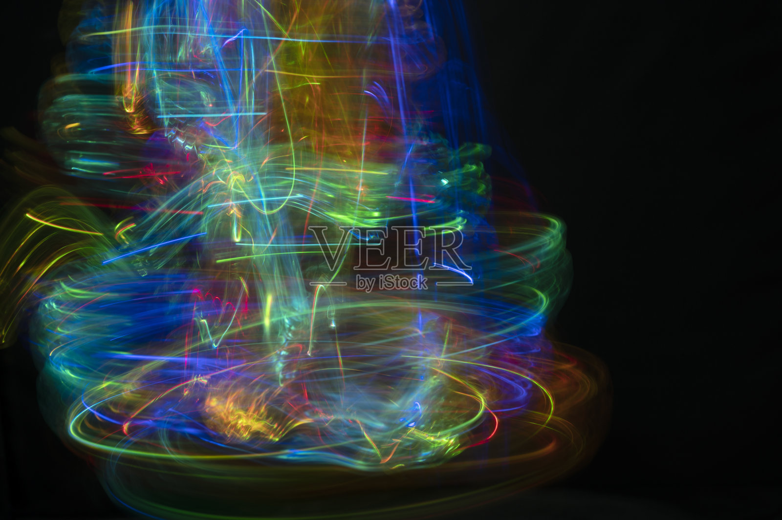 抽象彩色模糊背景上的黑色照片摄影图片