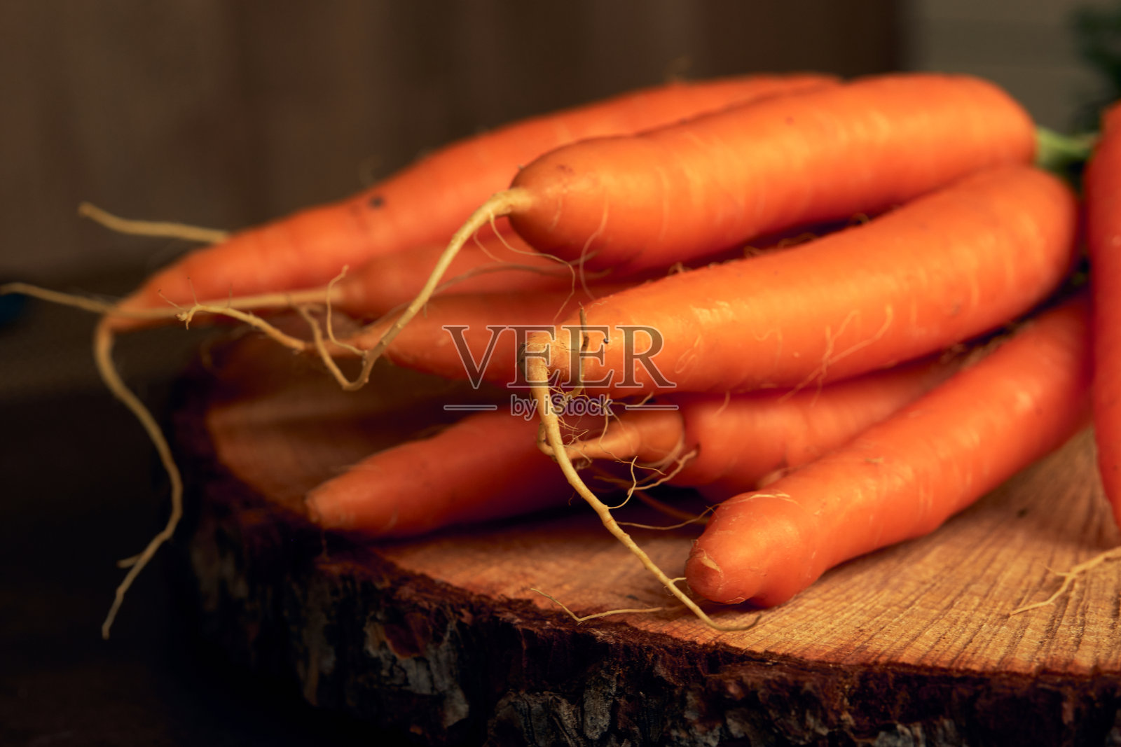 一堆干净的小胡萝卜放在木架子上照片摄影图片