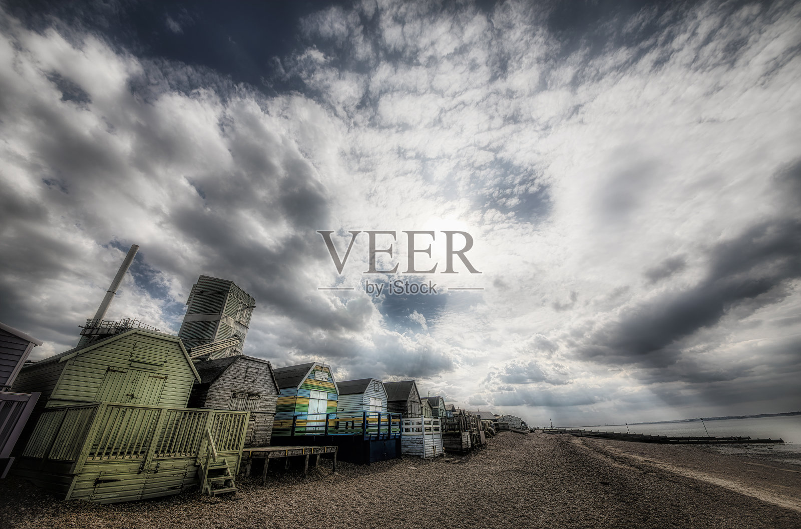 英国肯特郡惠特布尔的木制海滩小屋照片摄影图片