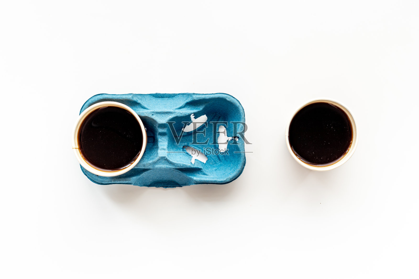 顶视图黑咖啡在纸杯照片摄影图片