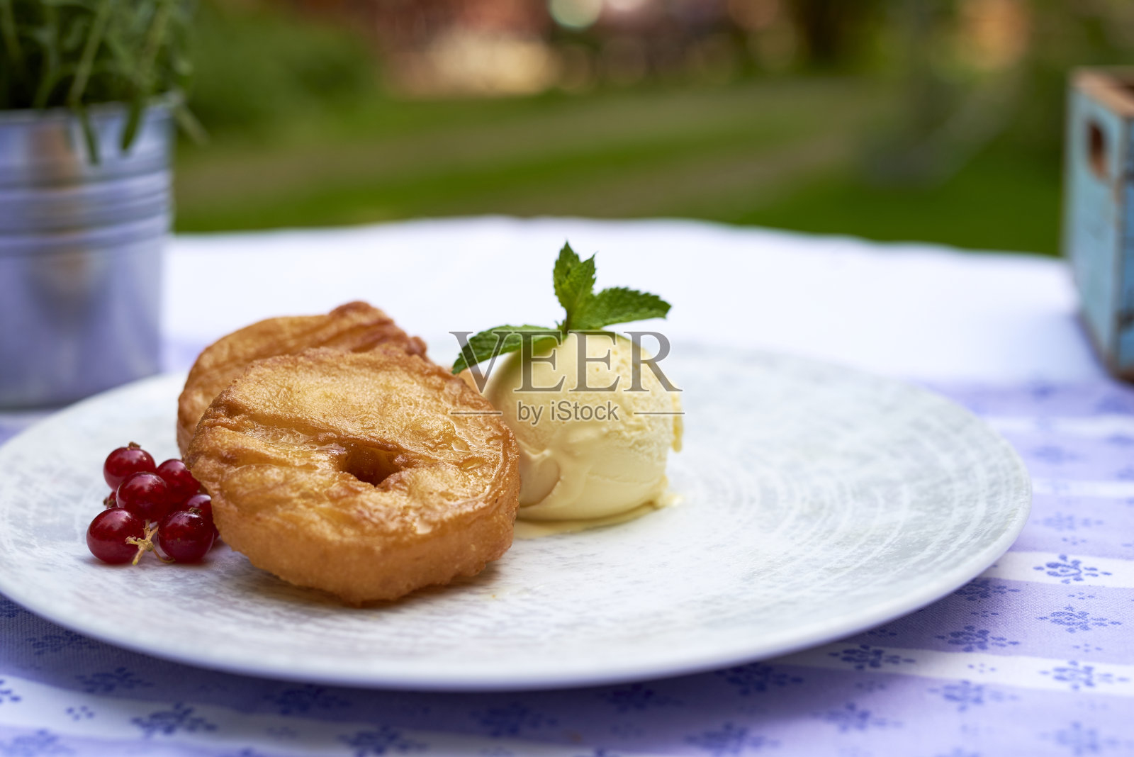 Apfelkücherl啤酒花园的香草冰淇淋甜点照片摄影图片