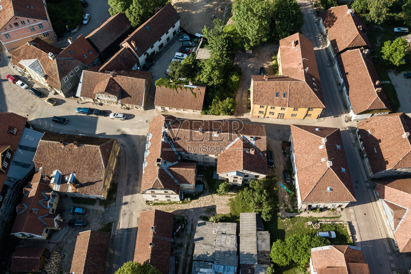 拉脱维亚库尔迪加古城的鸟瞰图和红色屋顶瓦片照片摄影图片